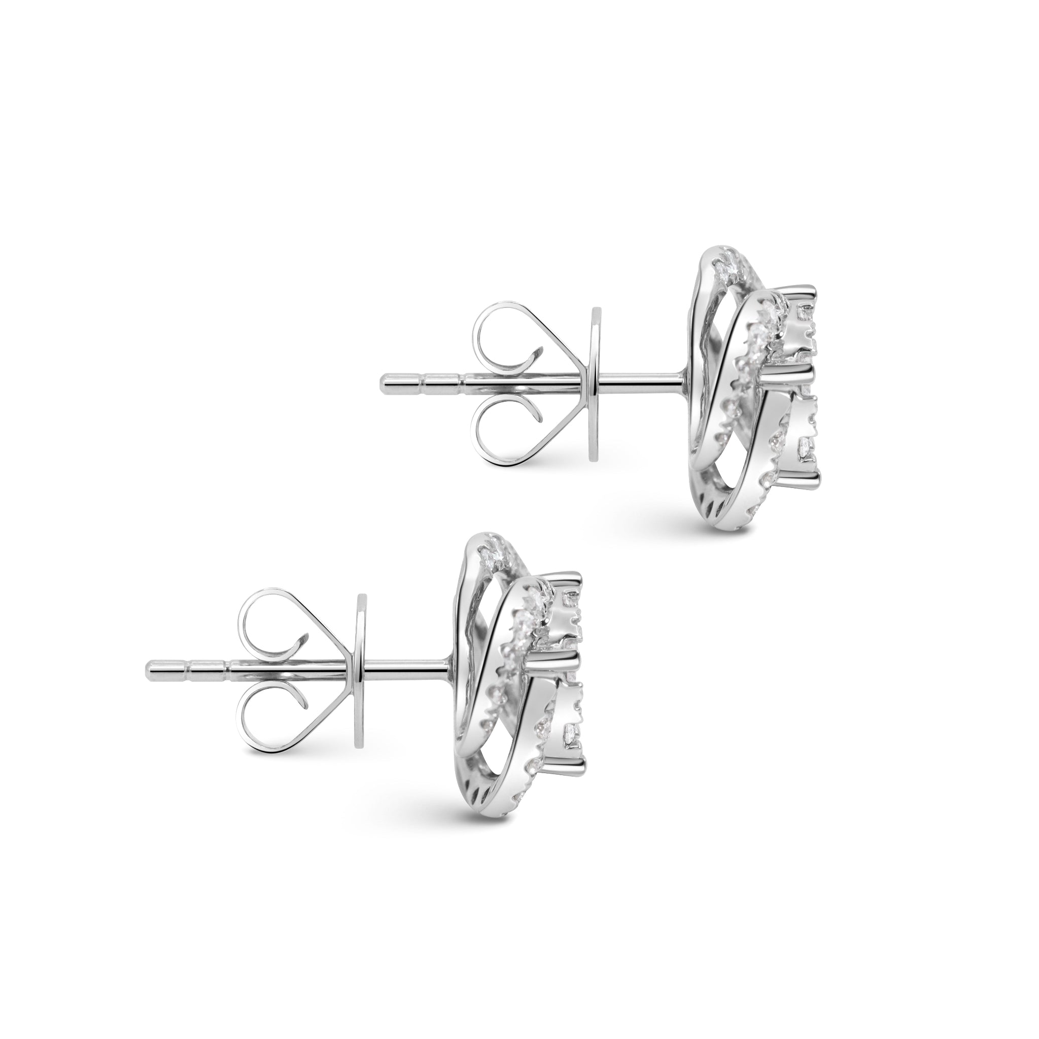 Seitenansicht des Celine Ohrsteckers aus 18k Weißgold mit pavegefassten Diamanten - hochwertiger Fine - Jewelry Ohrschmuck.