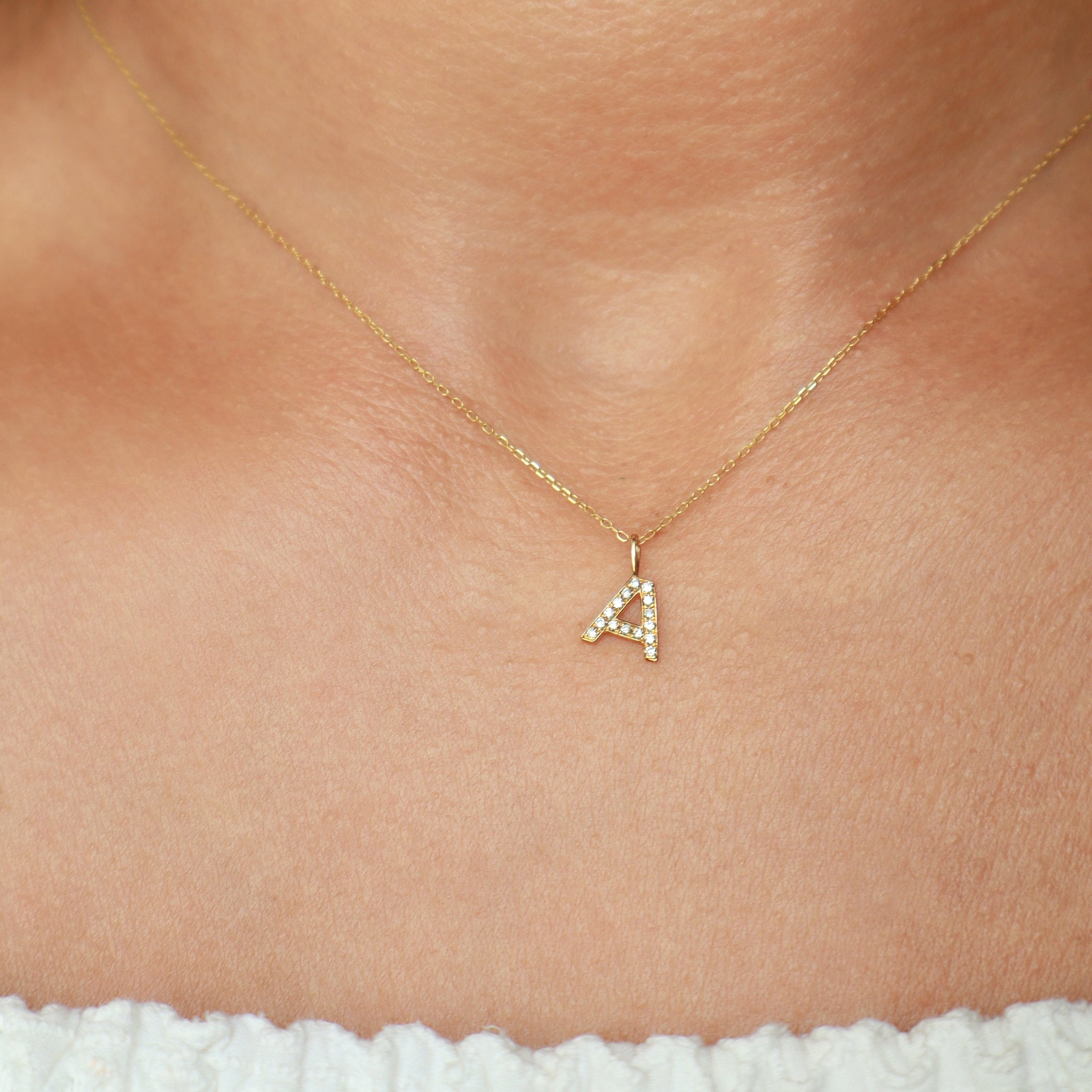 zarte Goldkette mit weissen diamanten. Zart, Leicht und Persönlich. Ein perfektes Geschenk zu Weihnachten, Gerburtsagen oder einfach aus Liebe.