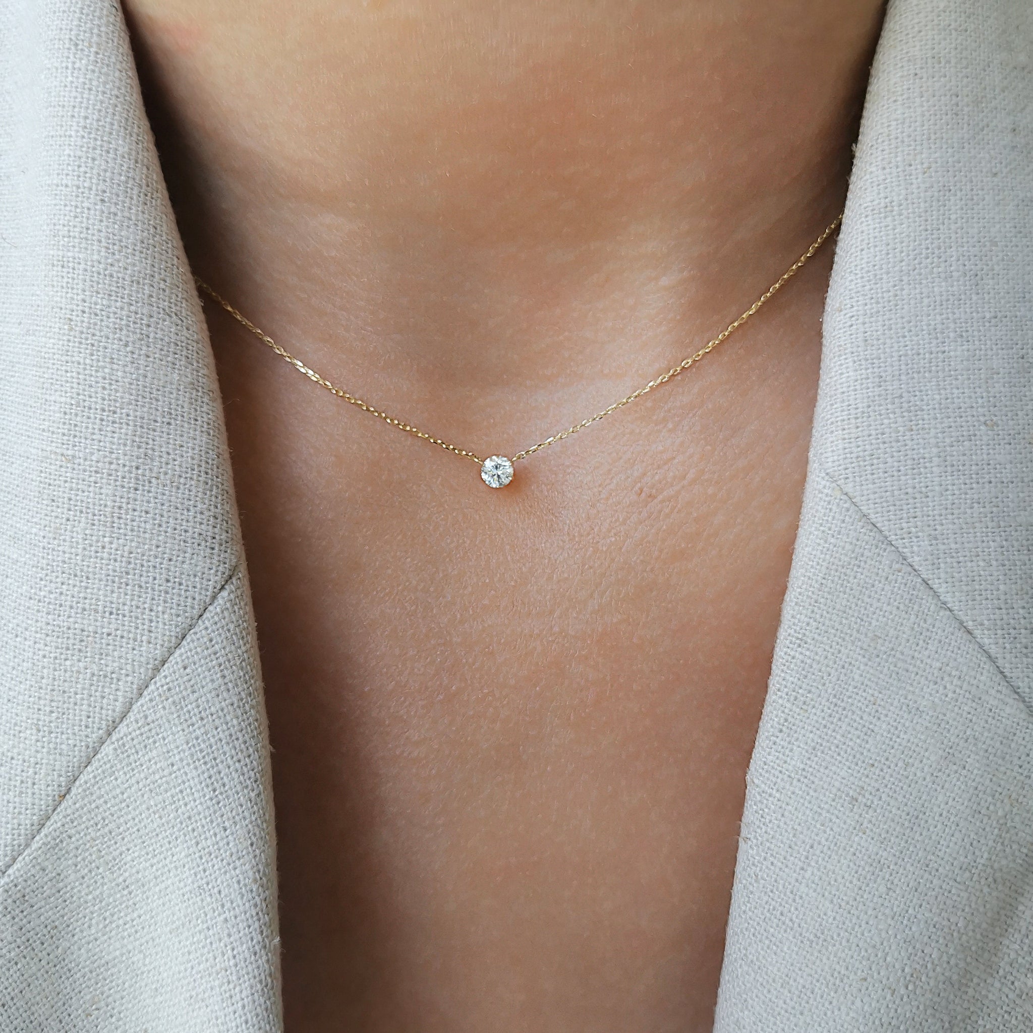 Ina Halskette aus 18 Karat Gelbgold mit funkelndem, einzeln gefasstem Diamanten - zarte Goldkette als eleganter Halsschmuck am Dekollete.