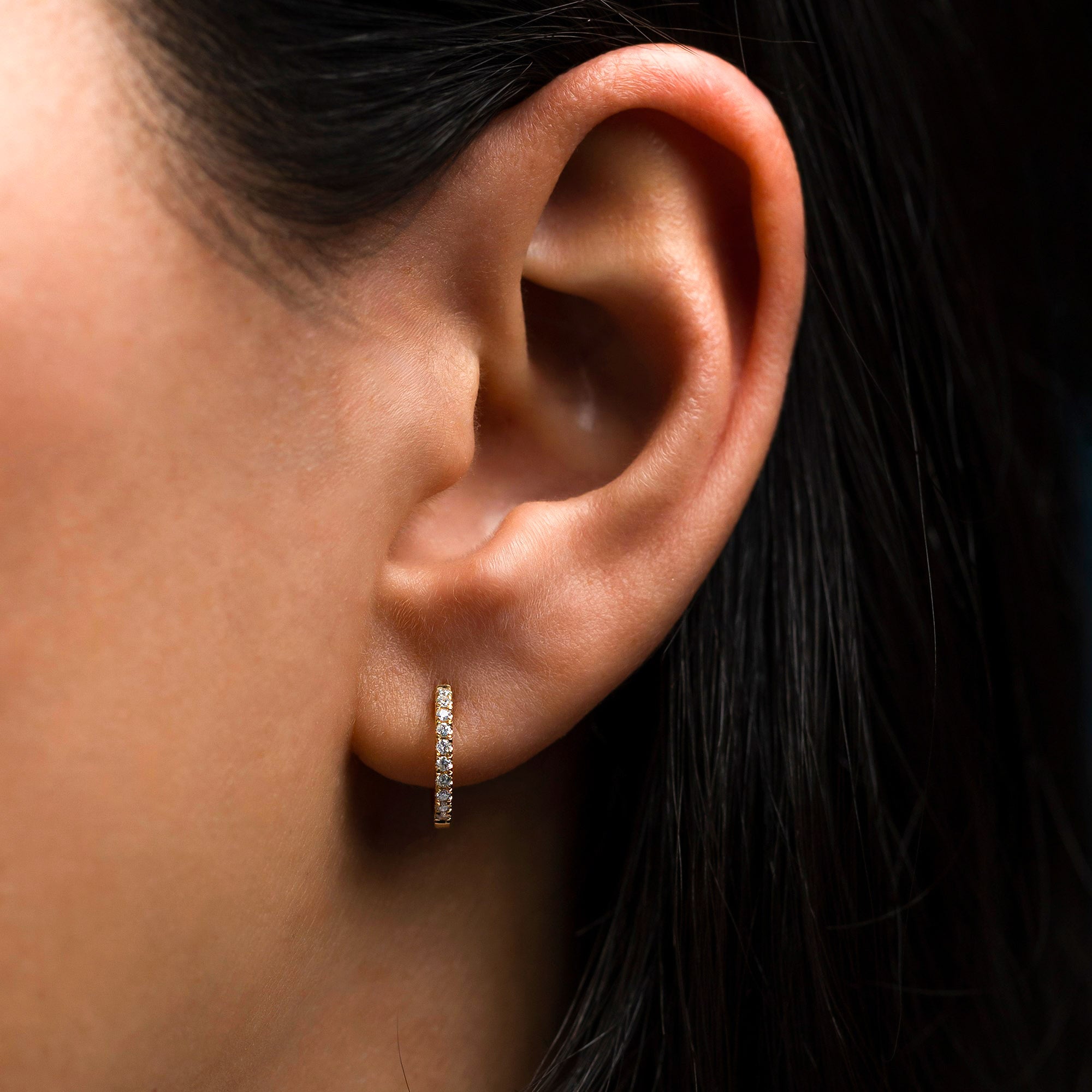 Kreole mit Diamanten am Ohr. Aus 18 Karat Gelbgold.