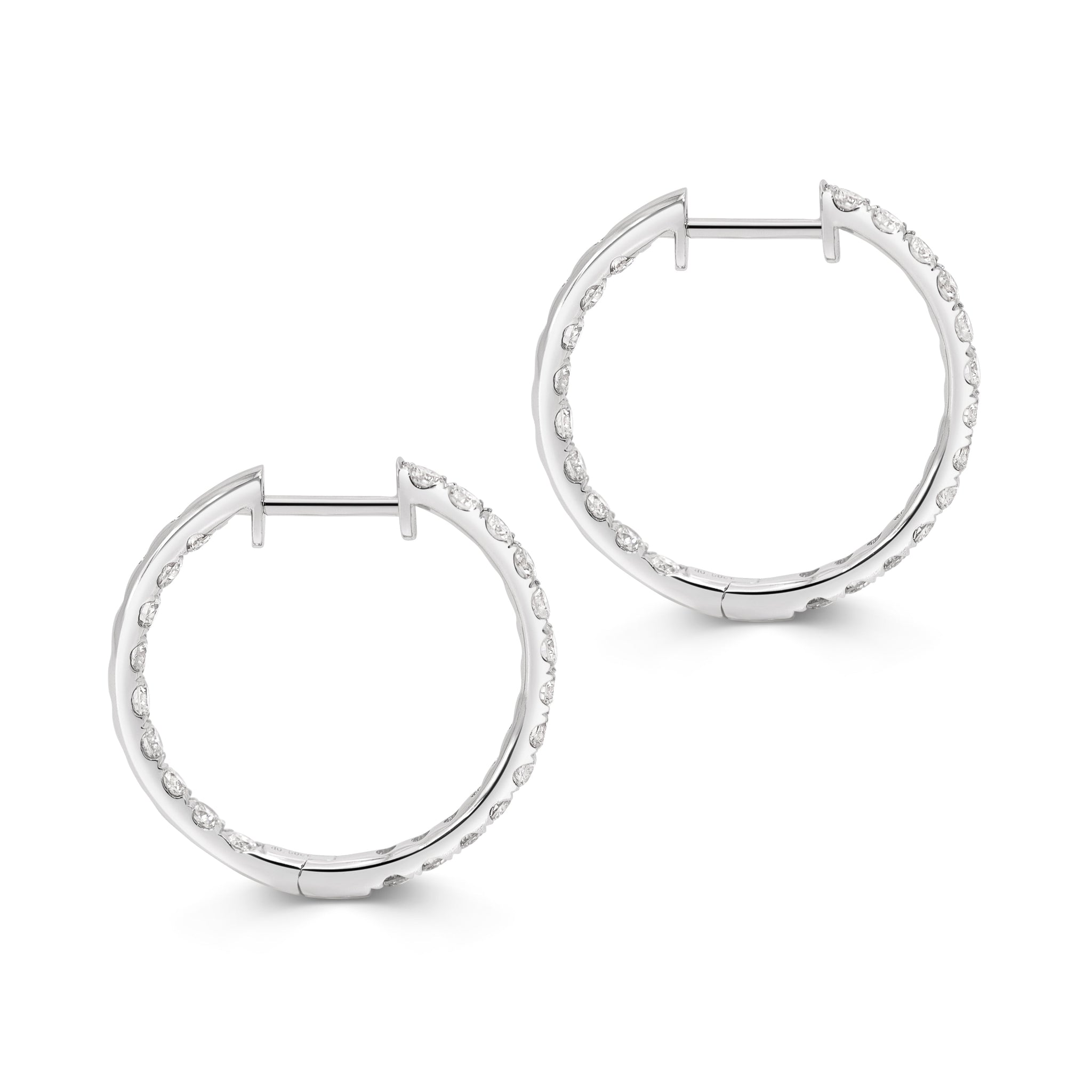 Seitliche Ansicht von 18-Karat-Weißgold-Creolen, innen und außen mit Brillanten besetzt, freigestellt vor weißem Hintergrund.