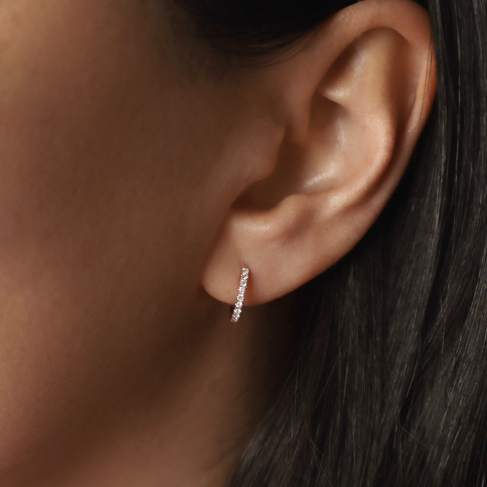 Lena Creole Ohrring aus 18k Gold mit natürlichen Diamanten am Ohr getragen