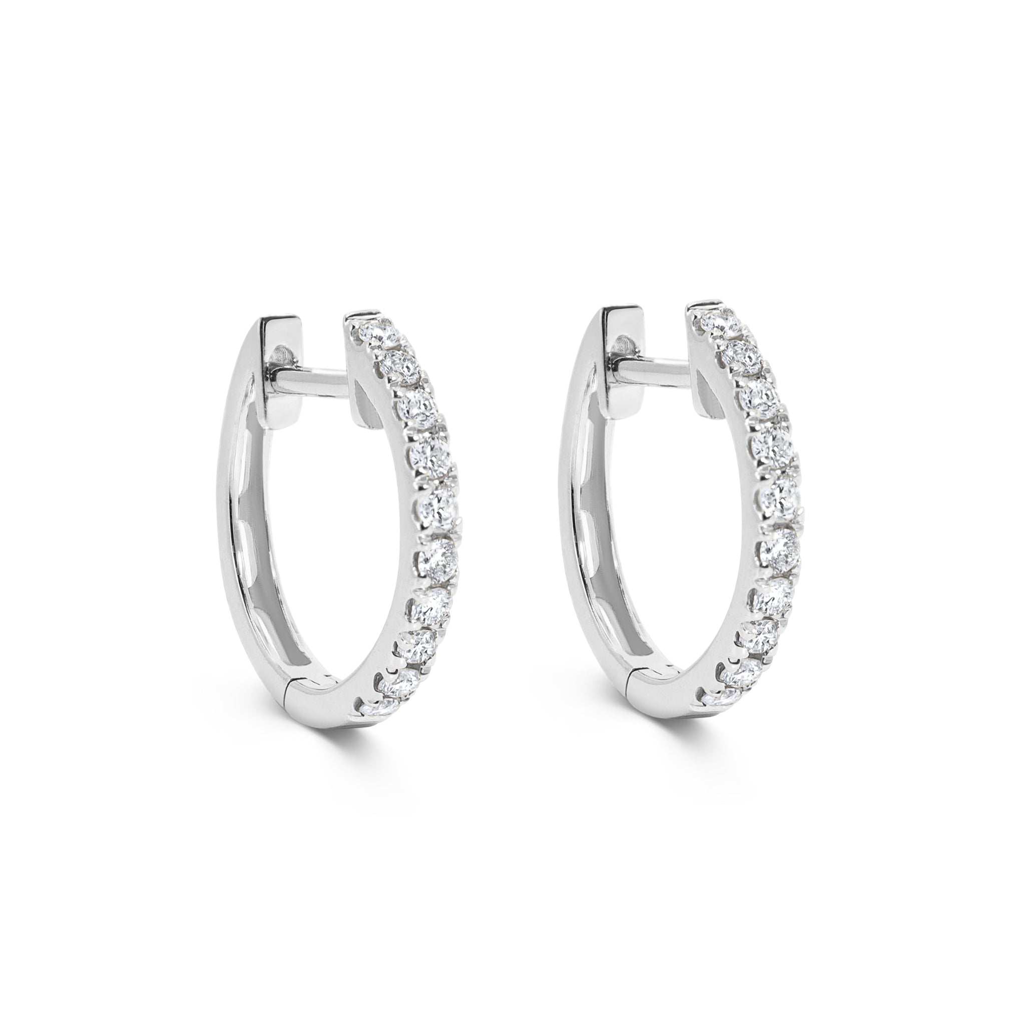 Lena Creolen aus 18 Karat Weißgold mit Diamanten - elegante diamantbesetzte Ohrringe für Damen, freigestelltes Produktfoto.