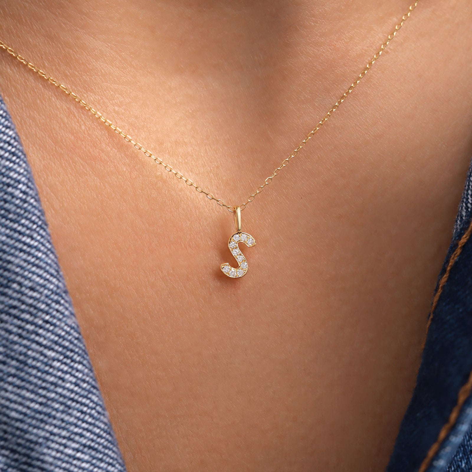 Letter of Love Halskette mit Diamant-Buchstabe S aus 18k Gold getragen am Hals