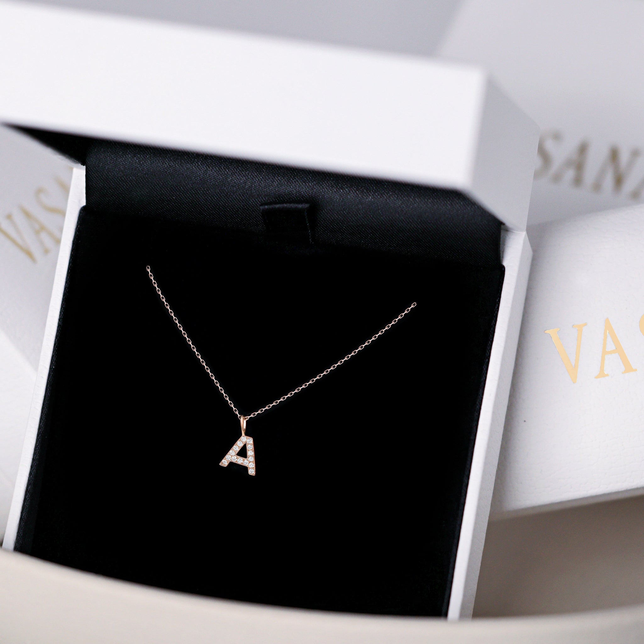 Luxuriöse Geschenkverpackund der Letter of Love Halskette mit Initial "A" in weißer Vasana Jewelry Box