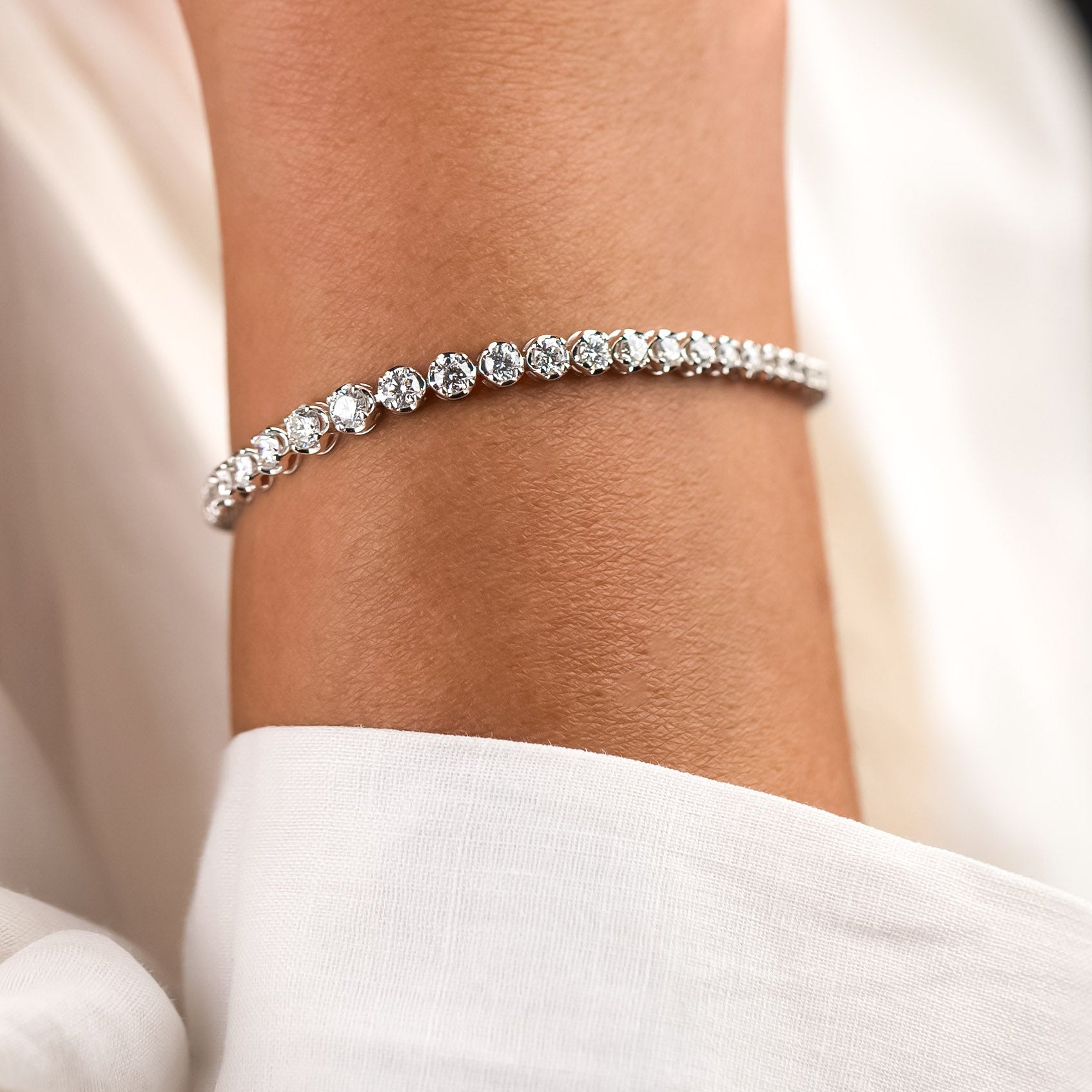 Das Sarah Tennisarmband am Handgelenk besteht aus 18 Karat Weißgold und 3 ct natürlichen Diamanten.
 Schmuck-Details:
18 Karat Weißgold
Diamantarmband mit sanften Größenverlauf
3ct Diamanten
Reinheit: SI
Farbe: G
Gesamtlänge: 17,5 cm