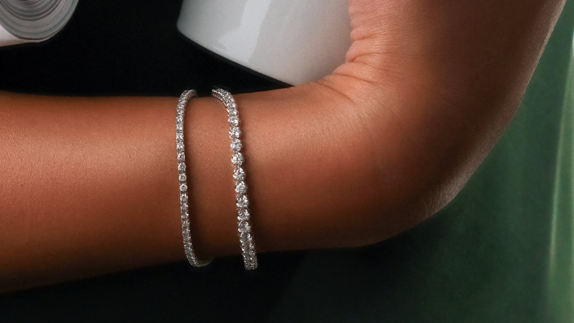 Bestseller Armbänder aus 18k Gold mit natürlichen Diamanten elegant Vasana Jewelry