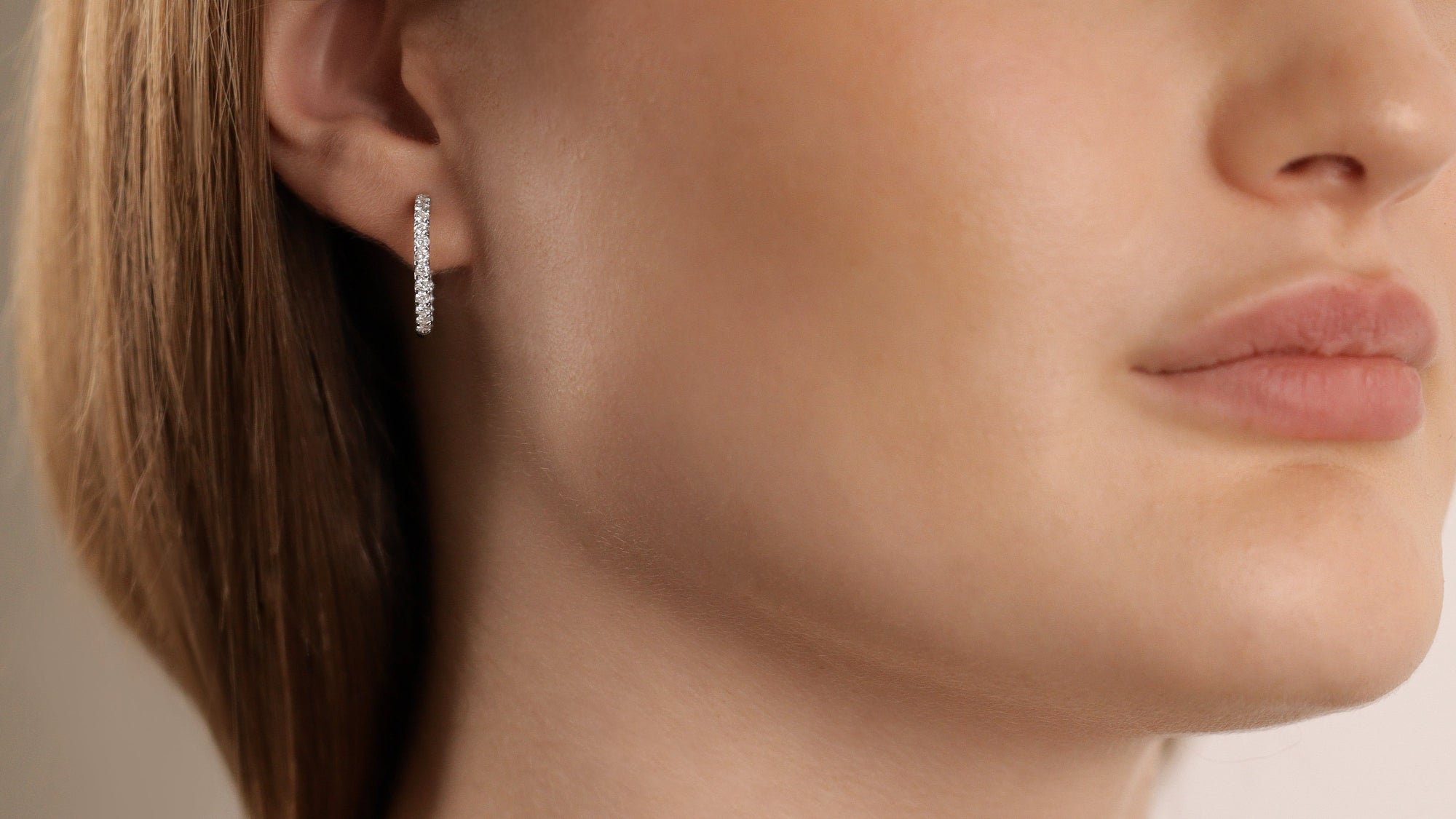 18k Gold Ohrringe mit natürlichen Diamanten elegant getragen Vasana Jewelry