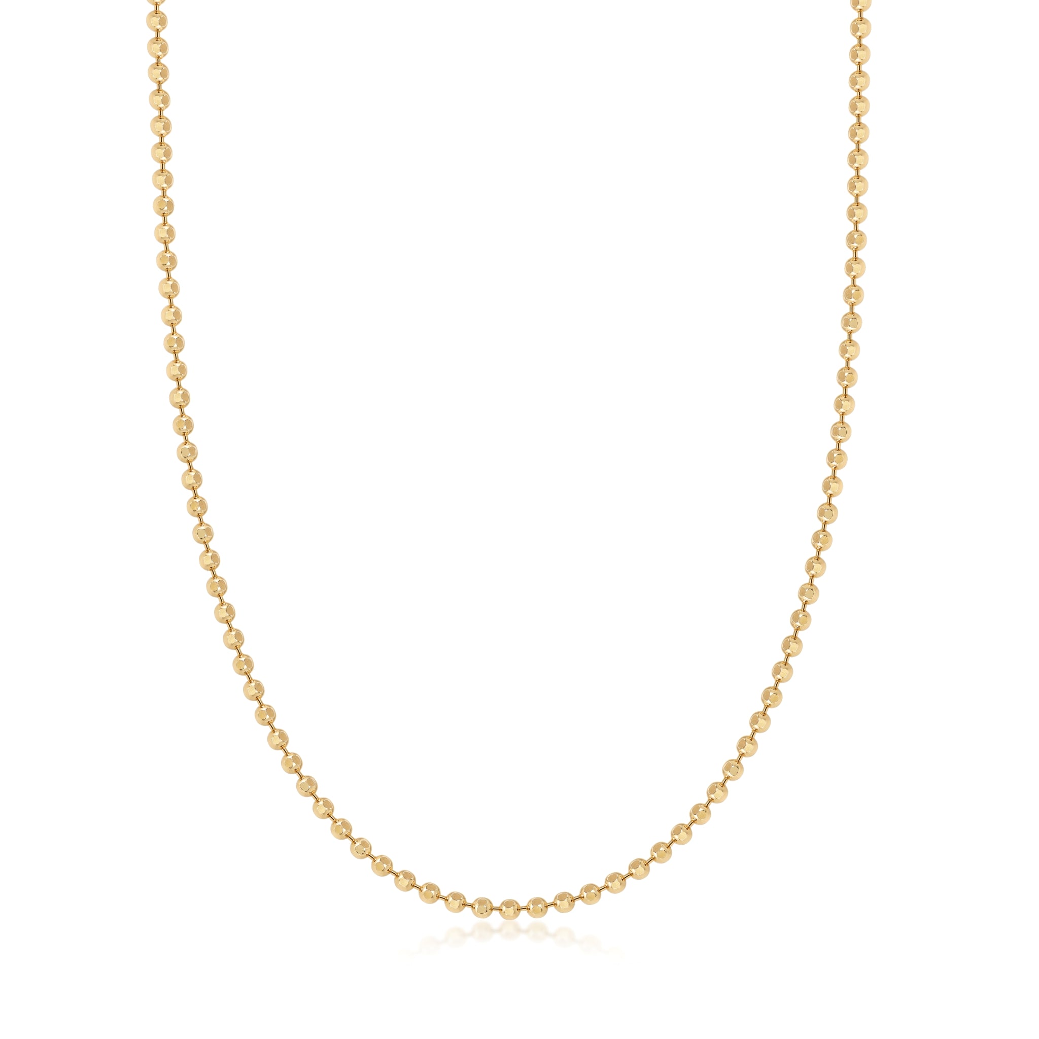 Feine 18 Karat Goldkette im schlichten, eleganten Design auf weißem Hintergrund