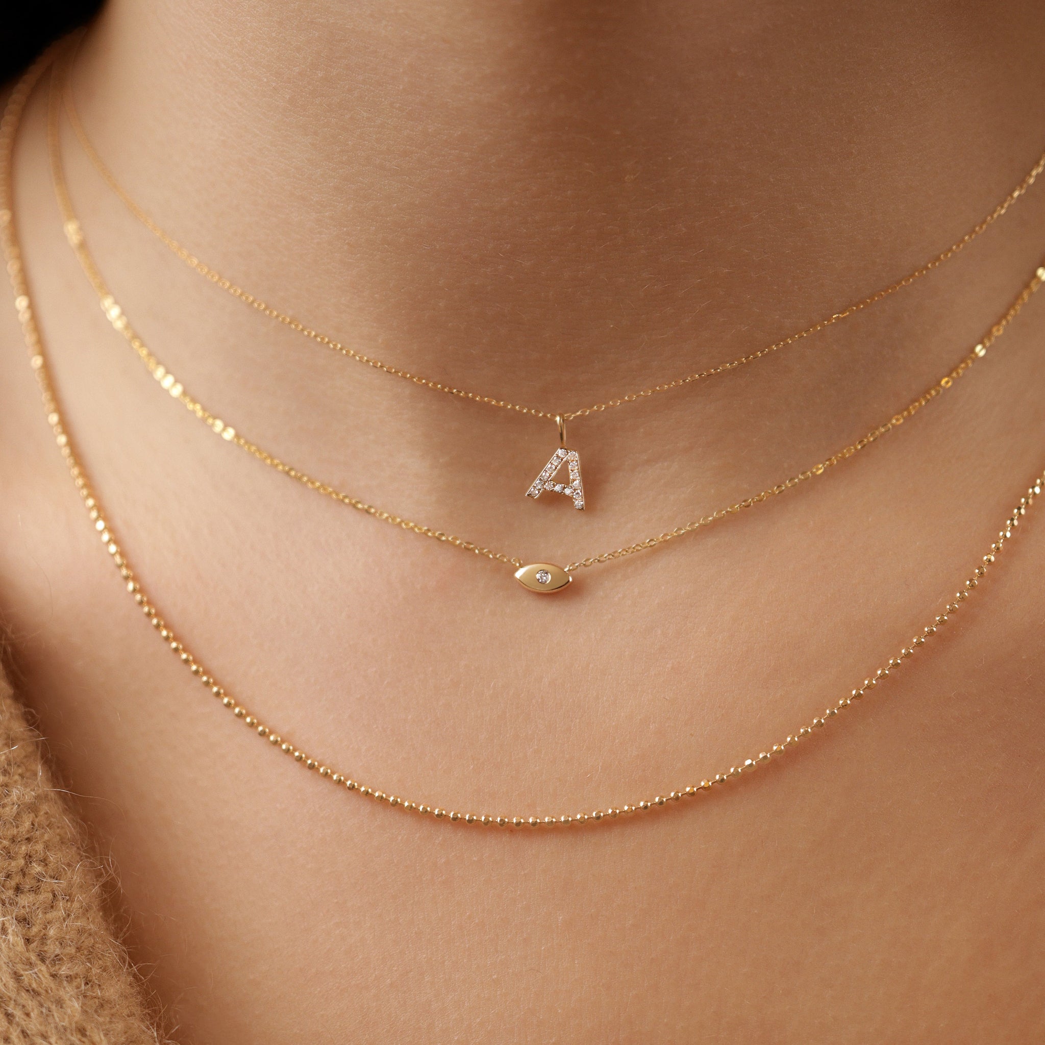 Alba Halskette aus 18K Gold - feine minimalistische Goldkette, als unterste Schicht im Layering getragen.