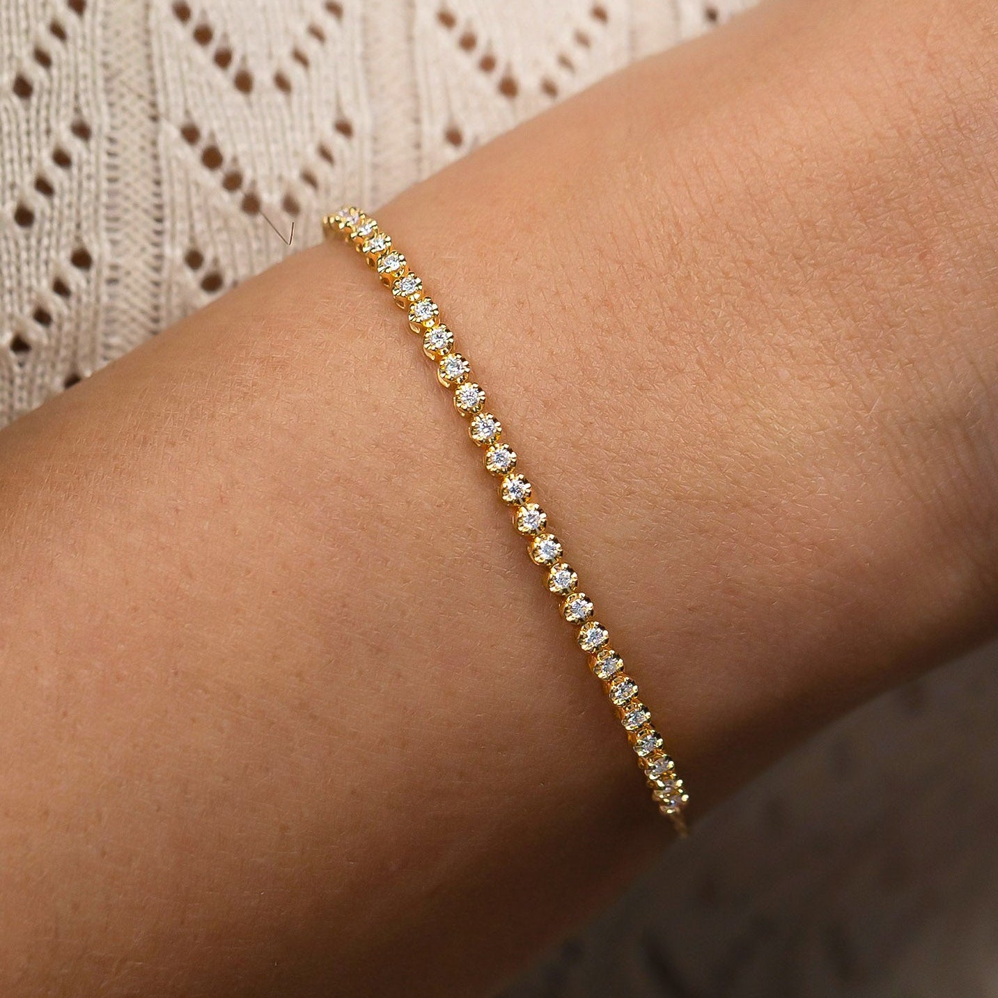 Halten Sie das Leuchten der Sterne fest – mit unserer exquisiten Armkette, die wie ein Hauch von Sternenstaub Ihr Handgelenk umschmiegt.

Schmuck-Details:

18 Karat Gelbgold

0.55ct Diamanten

Reinheit: SI

Farbe: G

Gesamtlänge: 20 cm - individuell verstellbar durch Schiebeverschluss