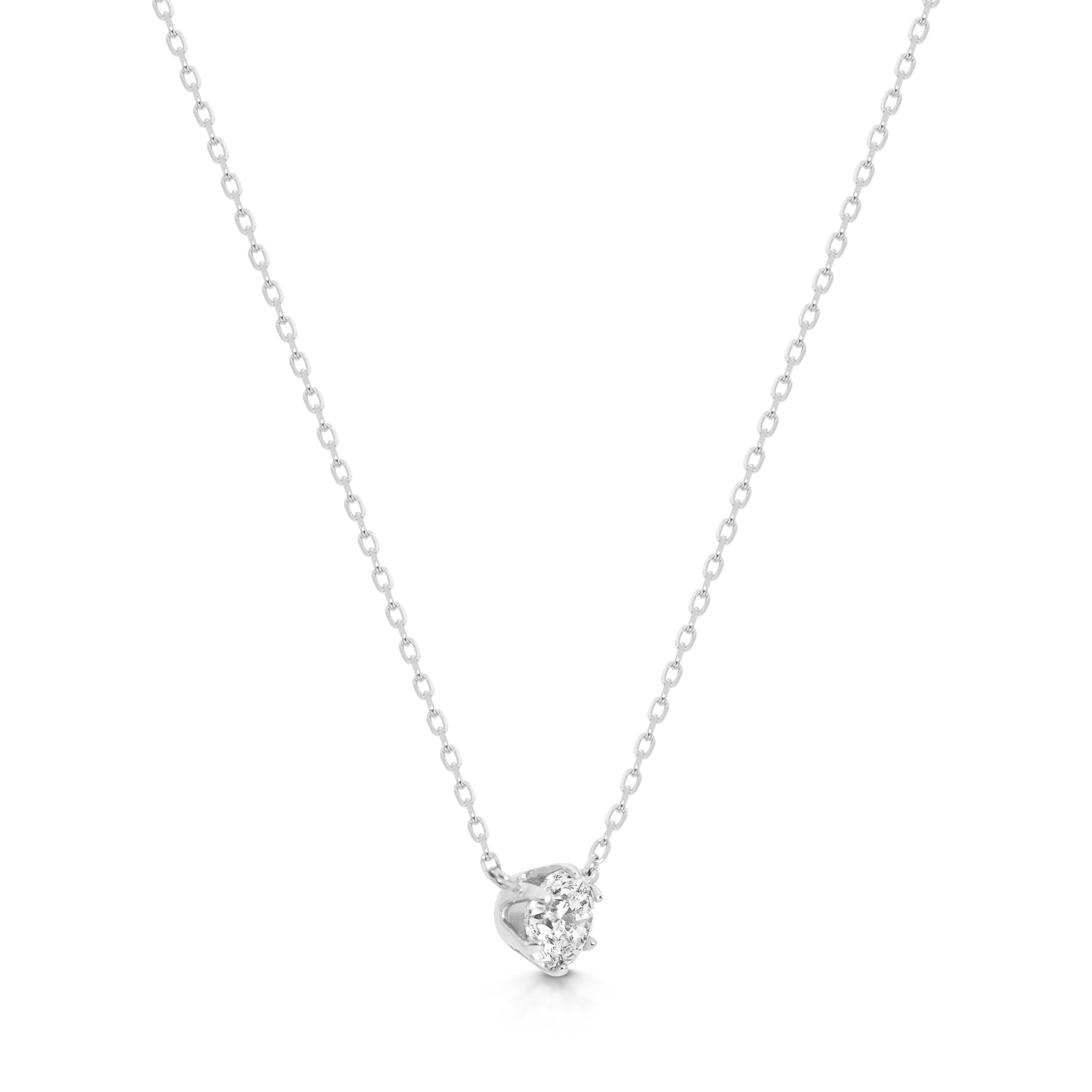 Seitliche Ansicht der Ina Halskette aus 18 Karat Weißgold mit einzeln gefasstem Diamanten - filigraner Anhänger und zarte Kette in Detailansicht. 