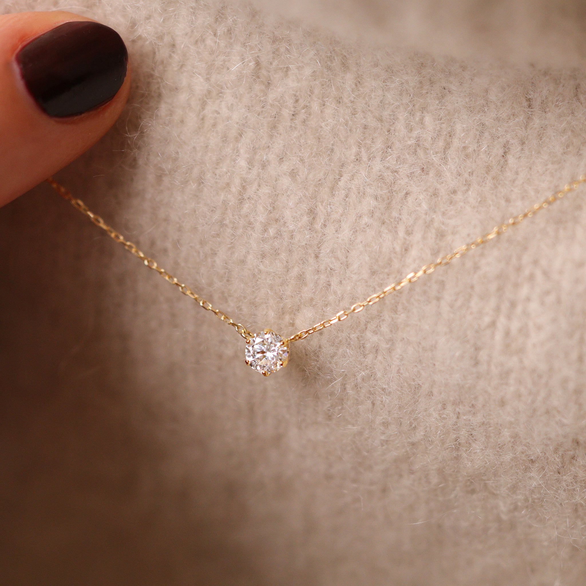 18k Gold Halskette mit einzelnem natürlichen Diamanten, filigran getragen - Ina Halskette von Vasana Jewelry