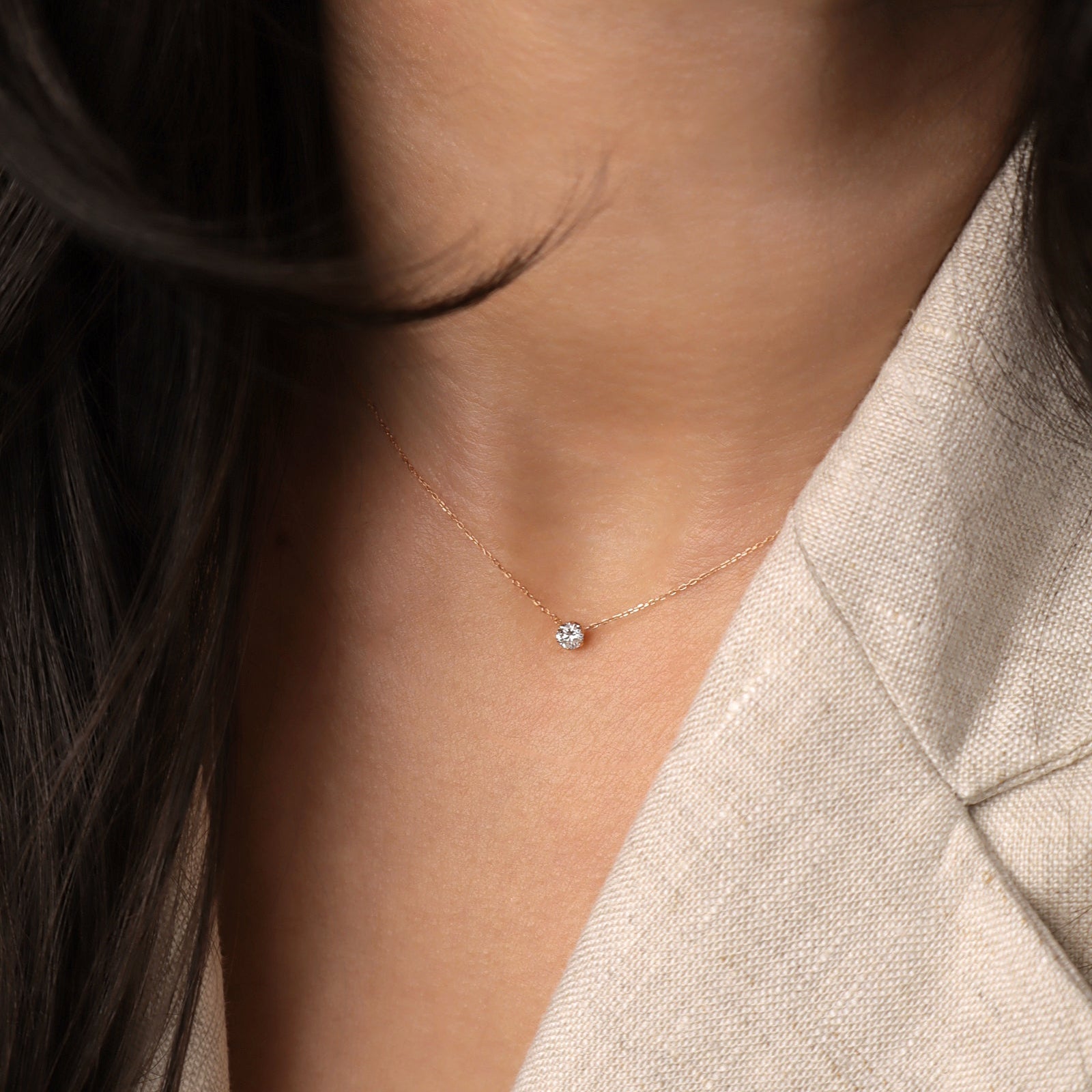 Feine 18k Gold Halskette mit kleinem natürlichen Diamant als Solitär Anhänger, minimalistisch getragen am Hals
