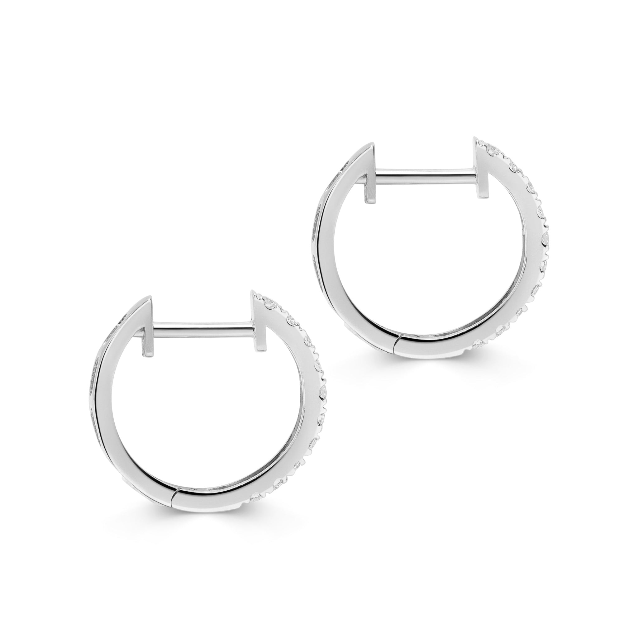 Lena Creolen aus 18 Karat Weißgold in Seitenansicht - diamantenbesetzte elegante Ohrringe für Damen, seitliche Perspektive. 