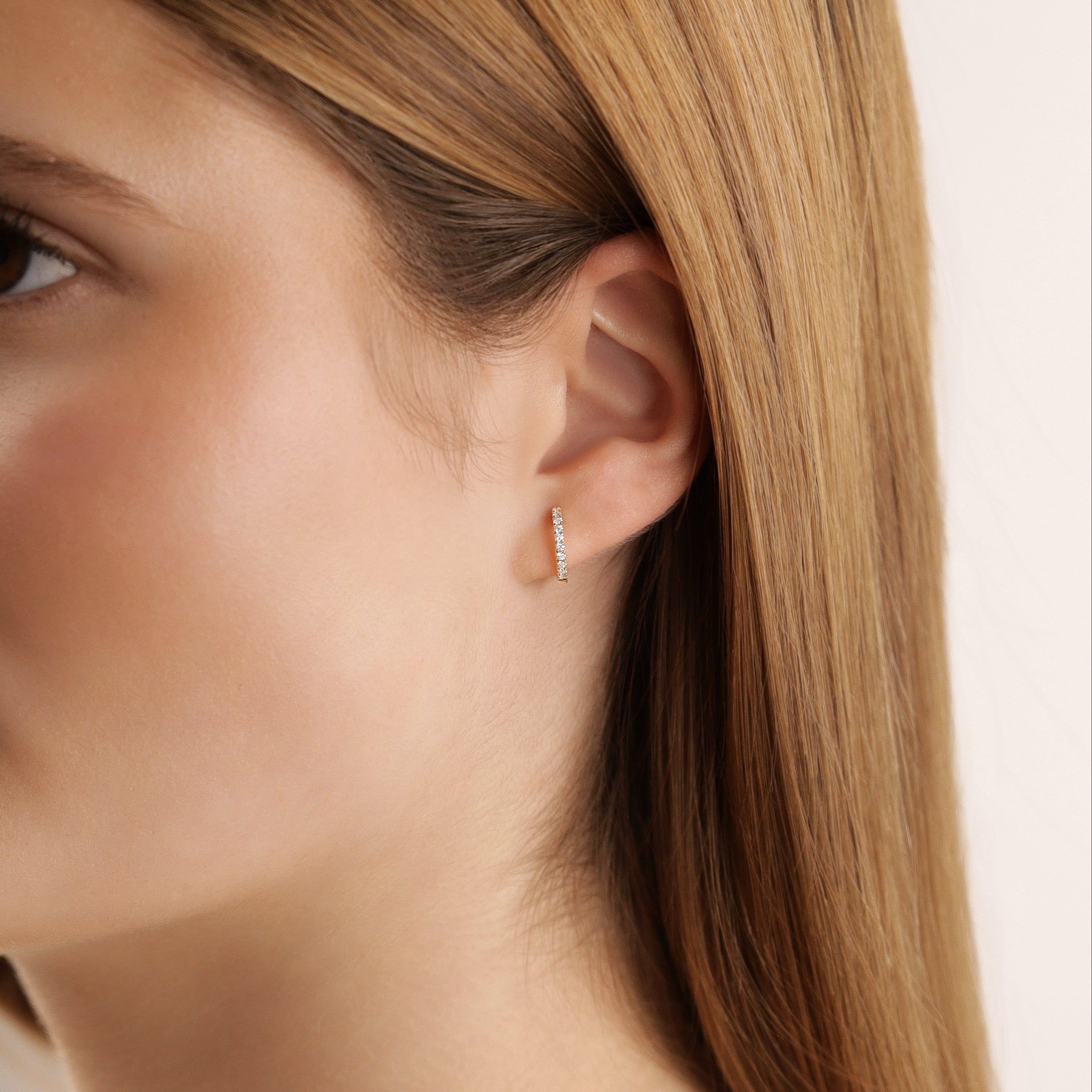 Lena 18k Gold Creolen mit feiner Diamantreihe - zarte kleine Creolen am Ohr einer Frau, eleganter Diamantschmuck für den Alltag und besondere Anlässe. 