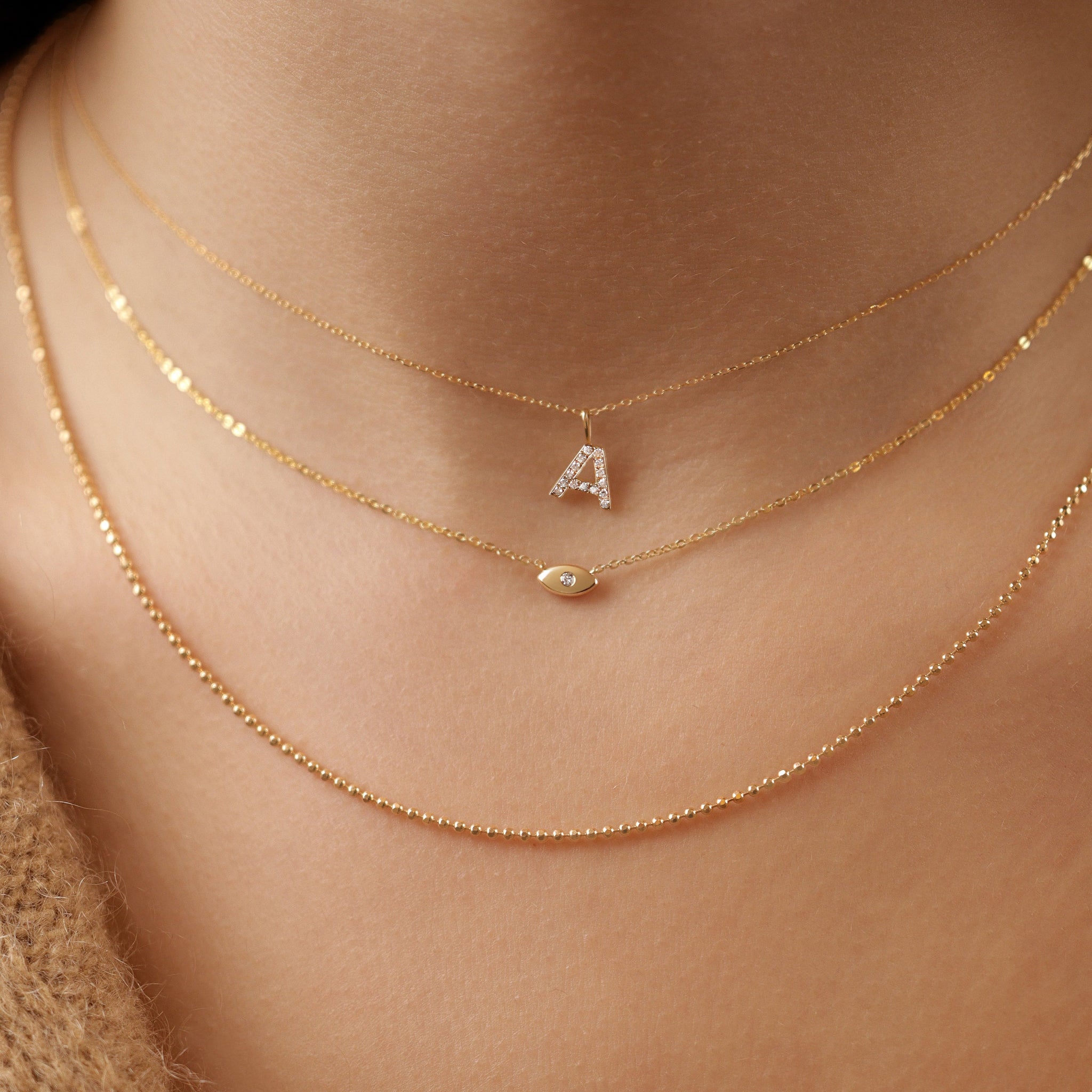 Letter of Love Halskette mit Diamant-Buchstabe A aus 18k Gold im Layering getragen