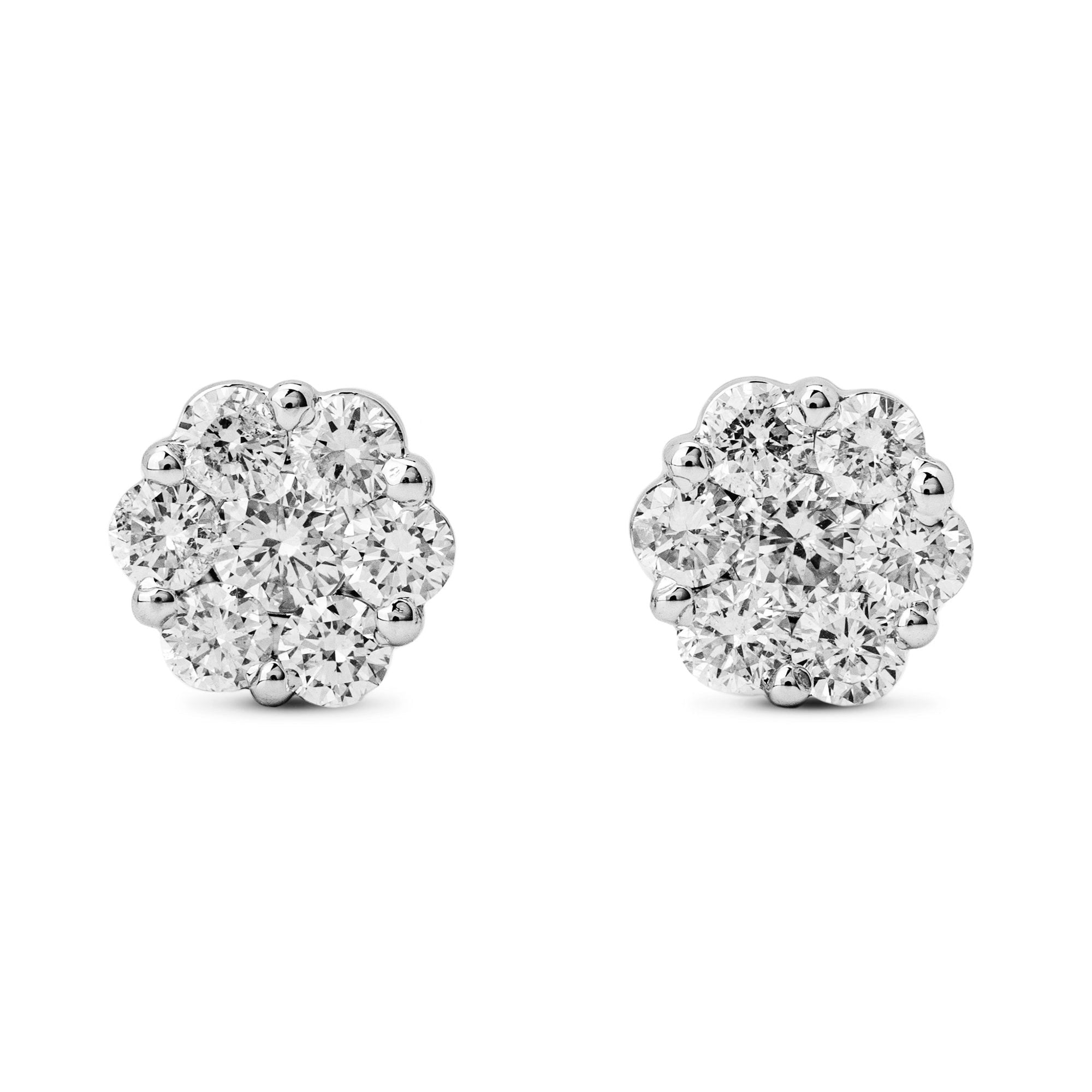 Verleihen Sie Ihrem Look einen Hauch von Eleganz mit unseren exquisiten Ohrsteckern aus Weißgold, die mit funkelnden Diamanten besetzt sind.