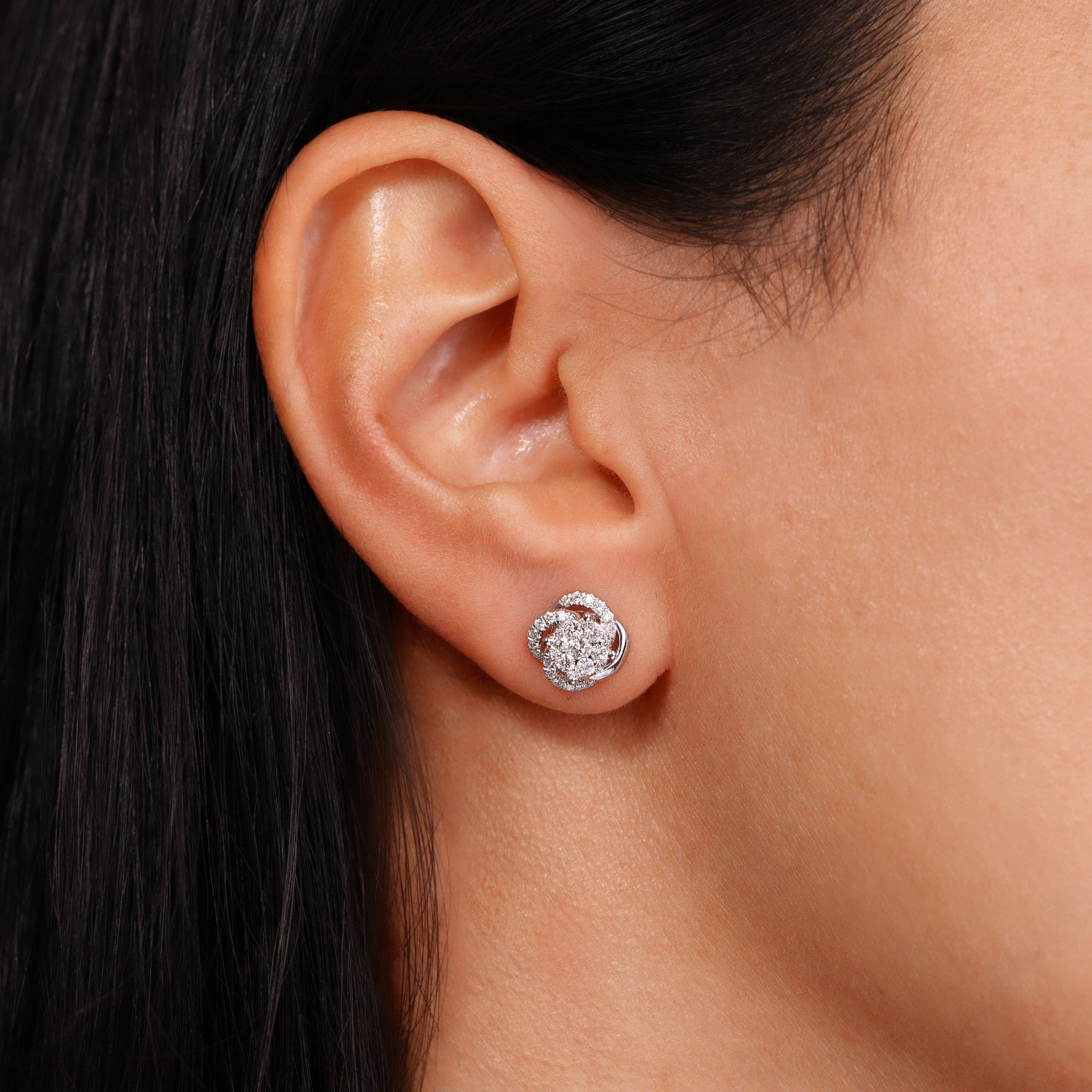 strahlender Ohrstecker in Weissgold aus 18k Gold. Ein echtes Statement Piece. 