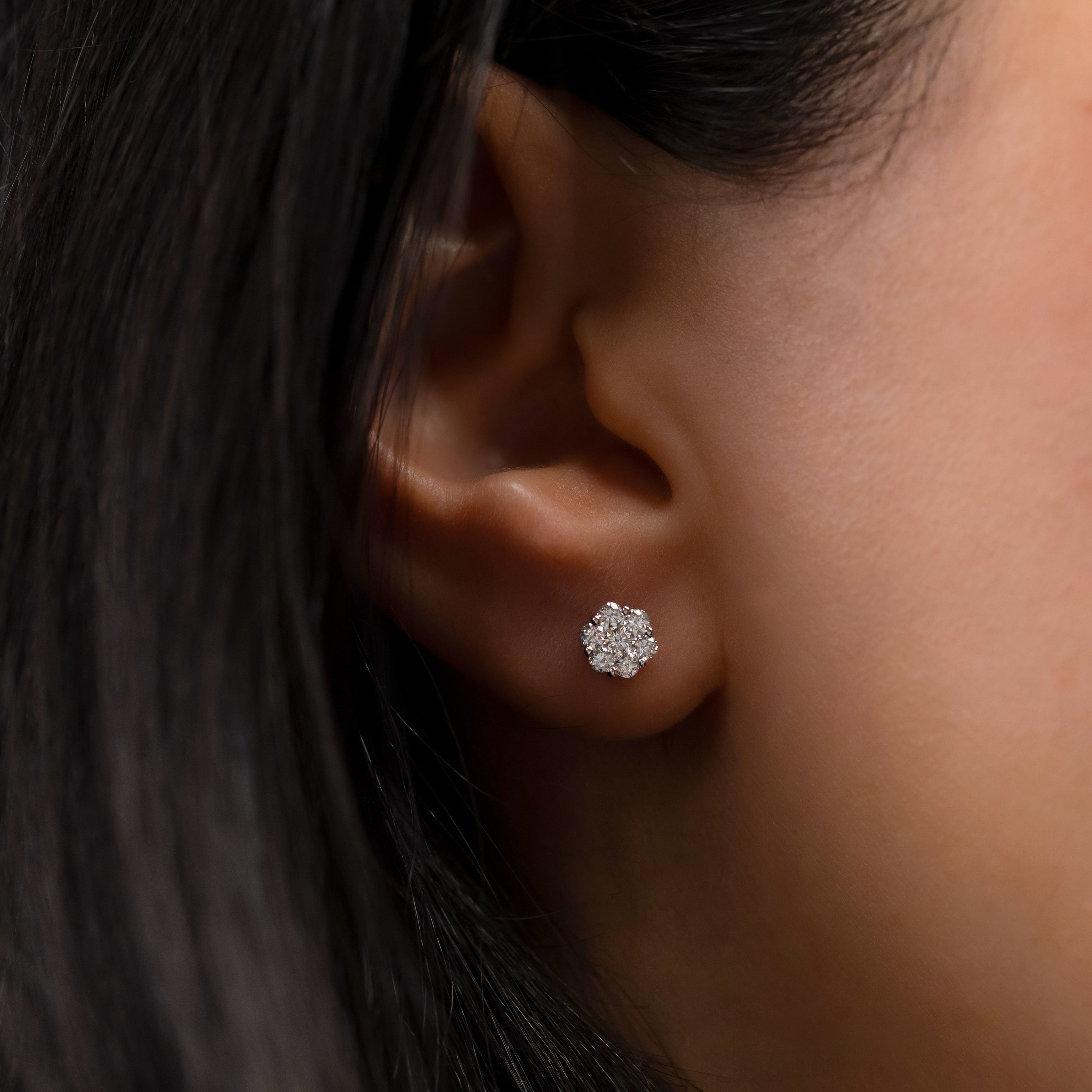 Verleihen Sie Ihrem Look einen Hauch von Eleganz mit unseren exquisiten Ohrsteckern aus Weißgold, die mit funkelnden Diamanten besetzt sind.