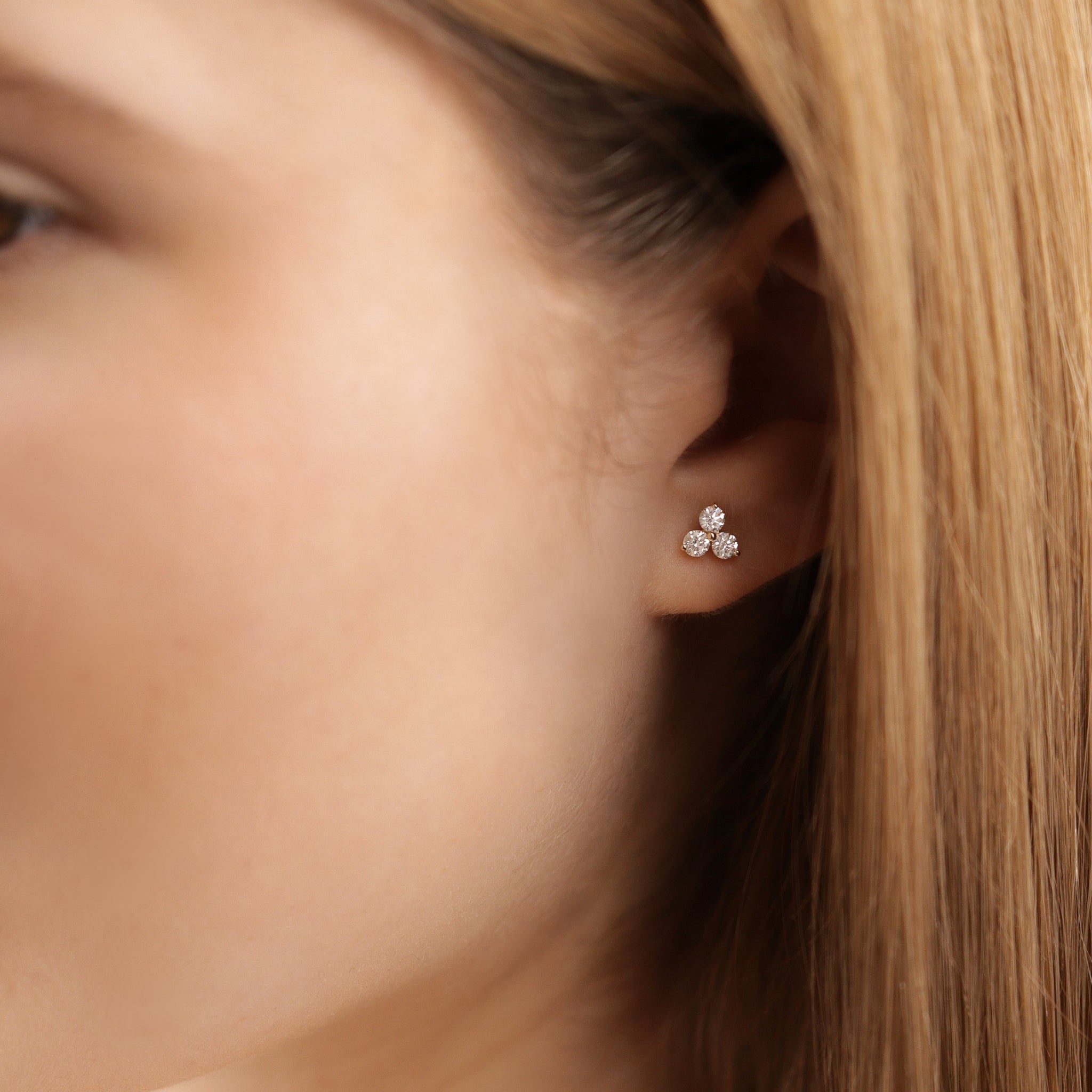 18k Gold Ohrstecker Sam mit drei natürlichen Diamanten am Ohr - eleganter, zeitloser Damenschmuck.