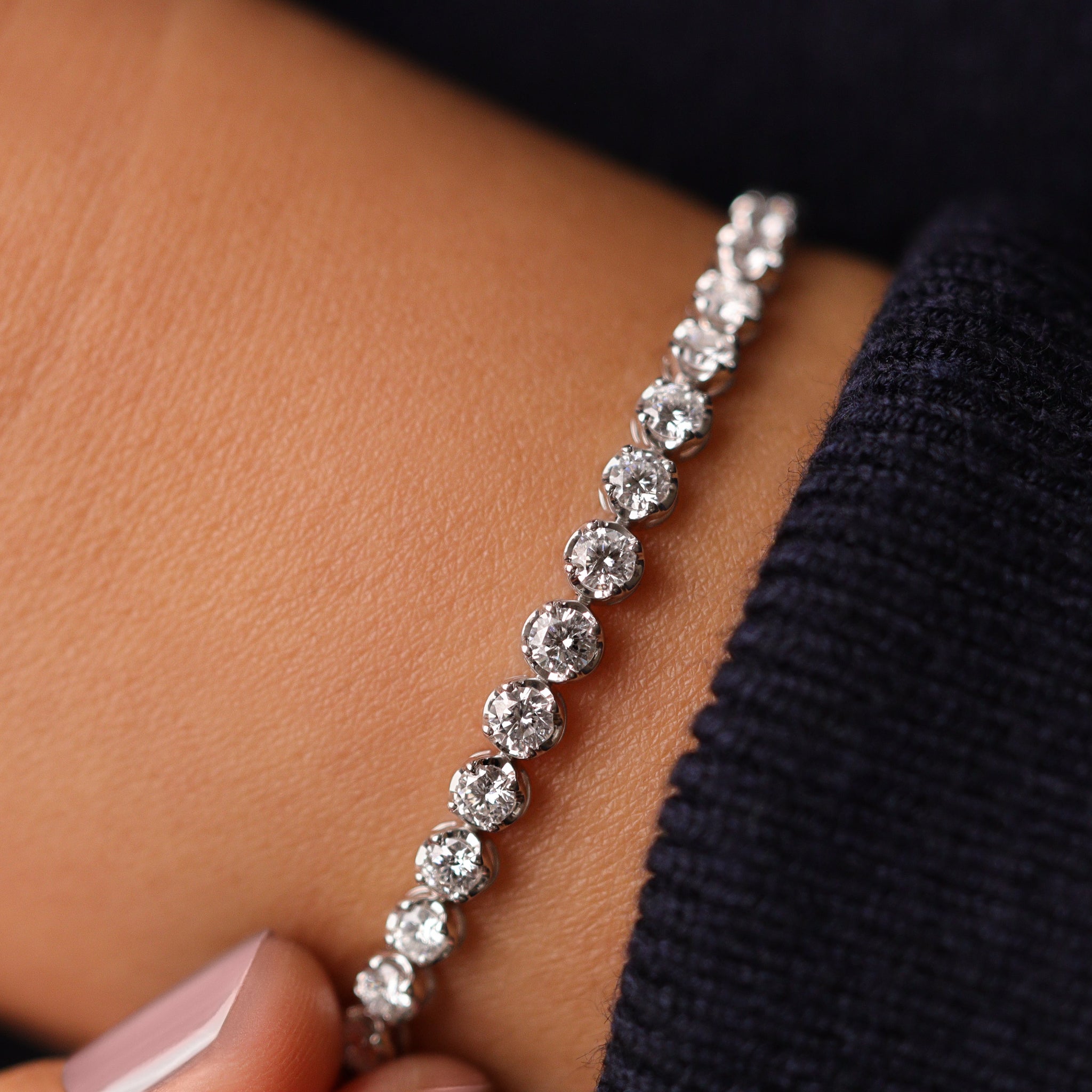 18k Gold Tennisarmband mit natürlichen Diamanten am Handgelenk getragen - eleganter Alltagsschmuck von Vasana Jewelry