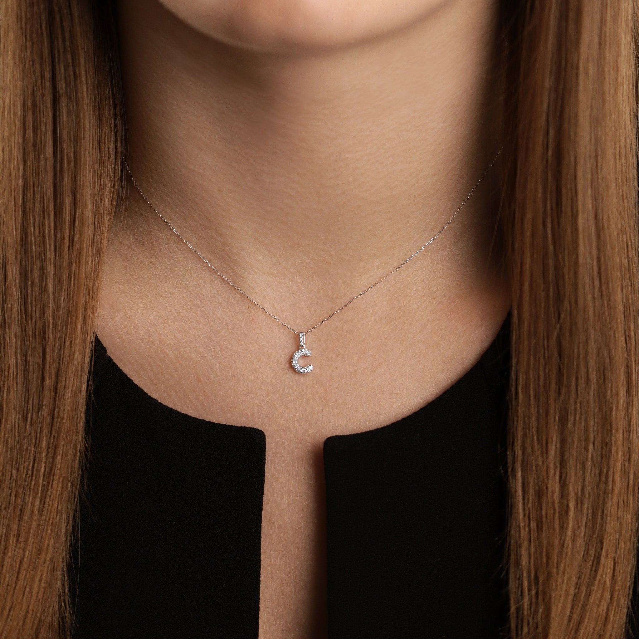 Getragene Initial-Halskette aus 18k Weißgold mit funkelndem  Pavé-Diamant-Buchstaben C an zarter Kette.