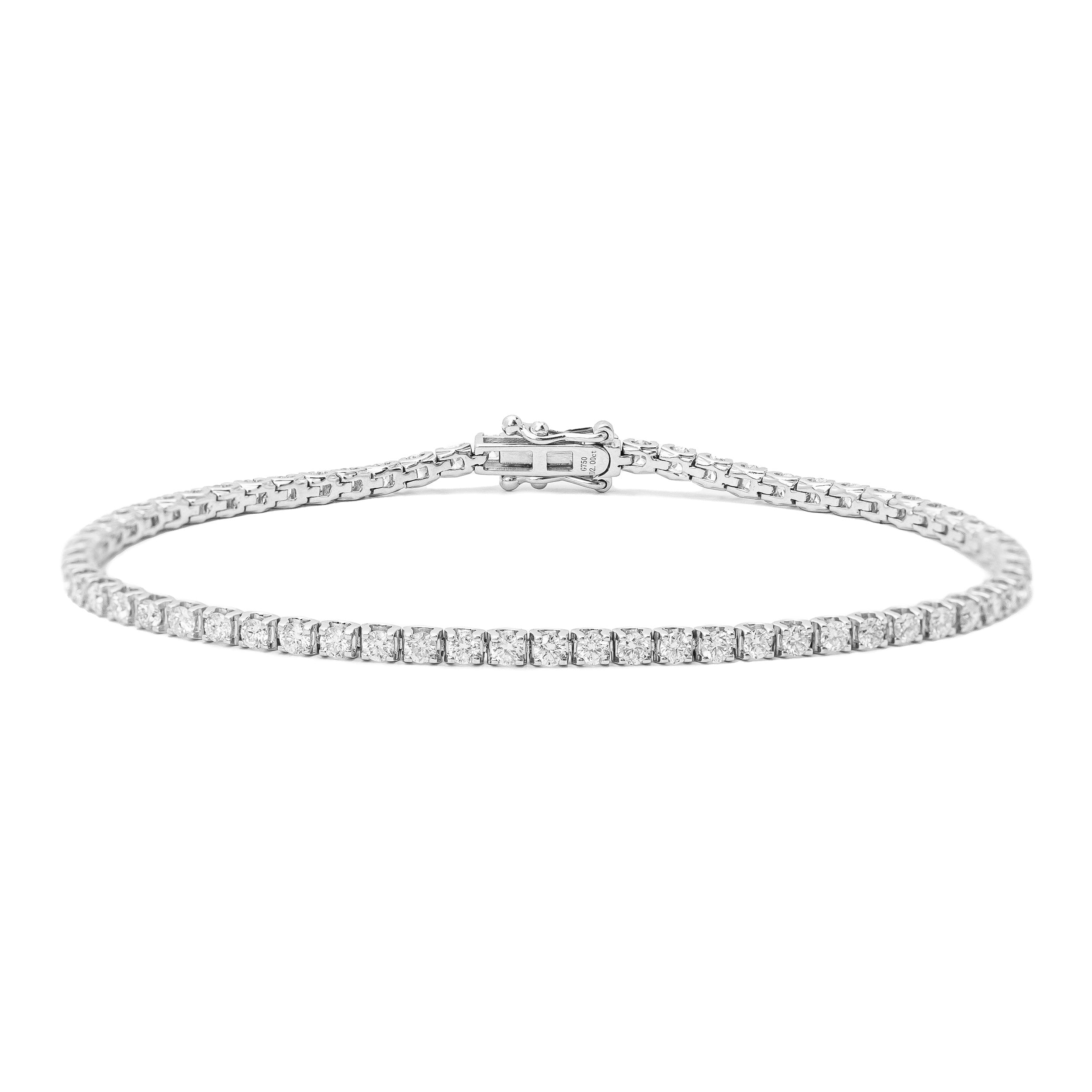 Unser Tennisarmband "Chris" ist nicht nur ein Schmuckstück - es ist eine Hommage an zeitlose Eleganz und Stil. Inspiriert von der legendären Tennismeisterin Chris Evert, die das erste Tennisarmband während eines Spiels 1987 trug, ist dieses Design heute ein Symbol für Raffinesse und Luxus.

 

Schmuck-Details:

18k Weißgold
2ct Diamanten
Reinheit: SI
Farbe: G
Gesamtlänge: 17,5 cm