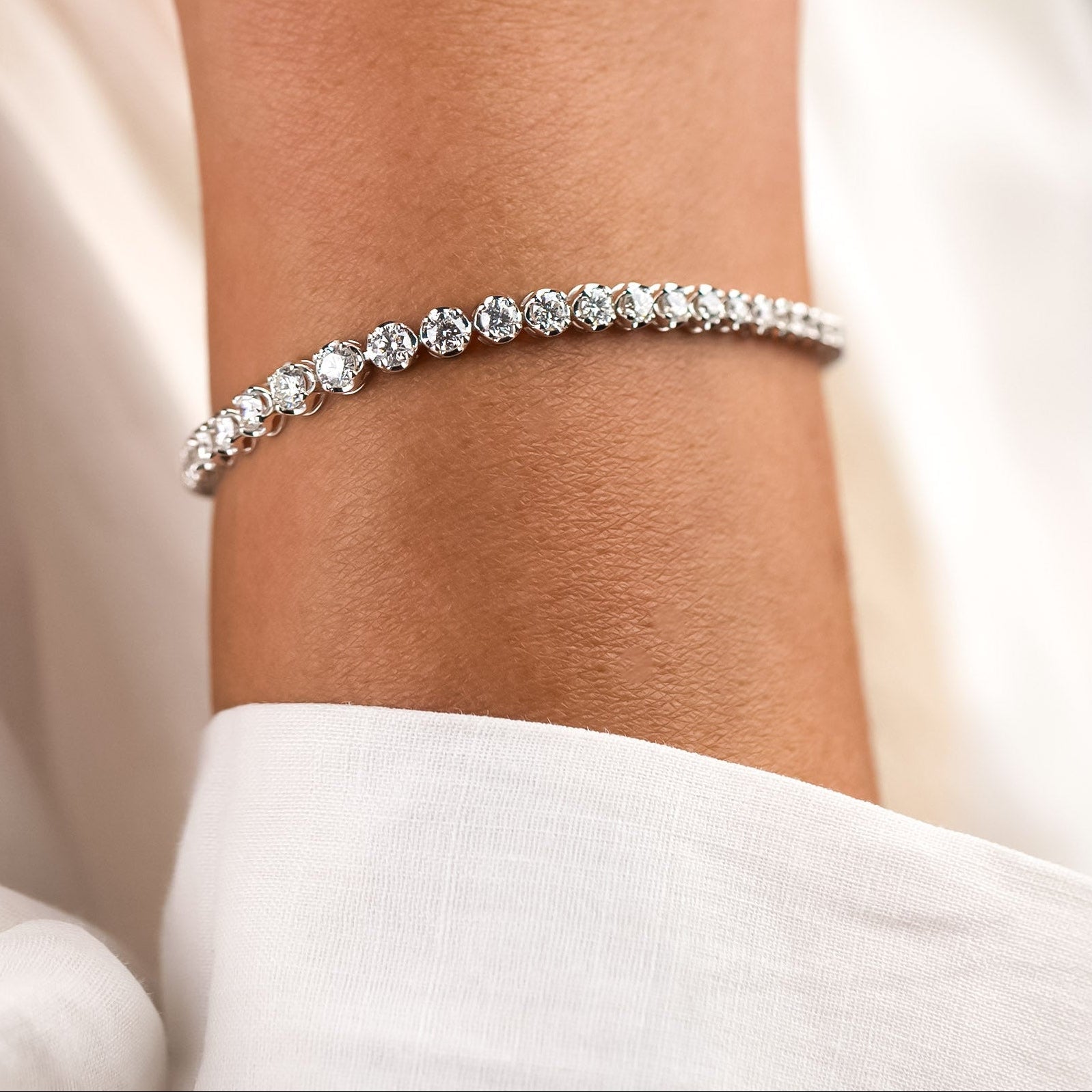 Das Sarah Tennisarmband am Handgelenk besteht aus 18 Karat Weißgold und 3 ct natürlichen Diamanten.

 Schmuck-Details:

18 Karat Weißgold

Diamantarmband mit sanften Größenverlauf
3ct Diamanten

Reinheit: SI

Farbe: G

Gesamtlänge: 17,5 cm