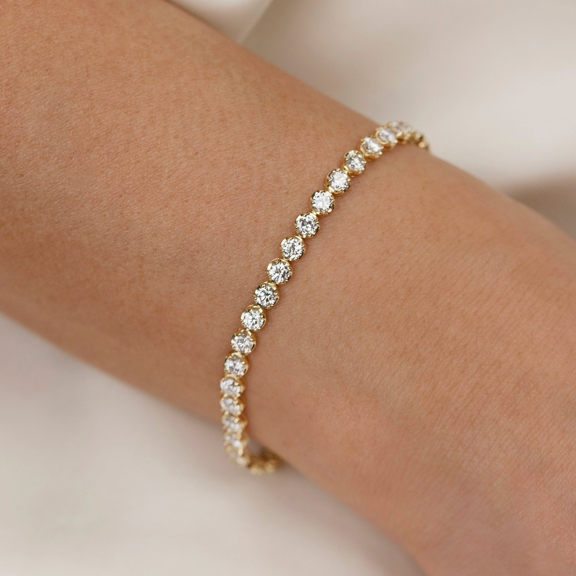 klassisches Tennisarmband am Handgelenk. extravagant, exklusiv und luxuriös.
