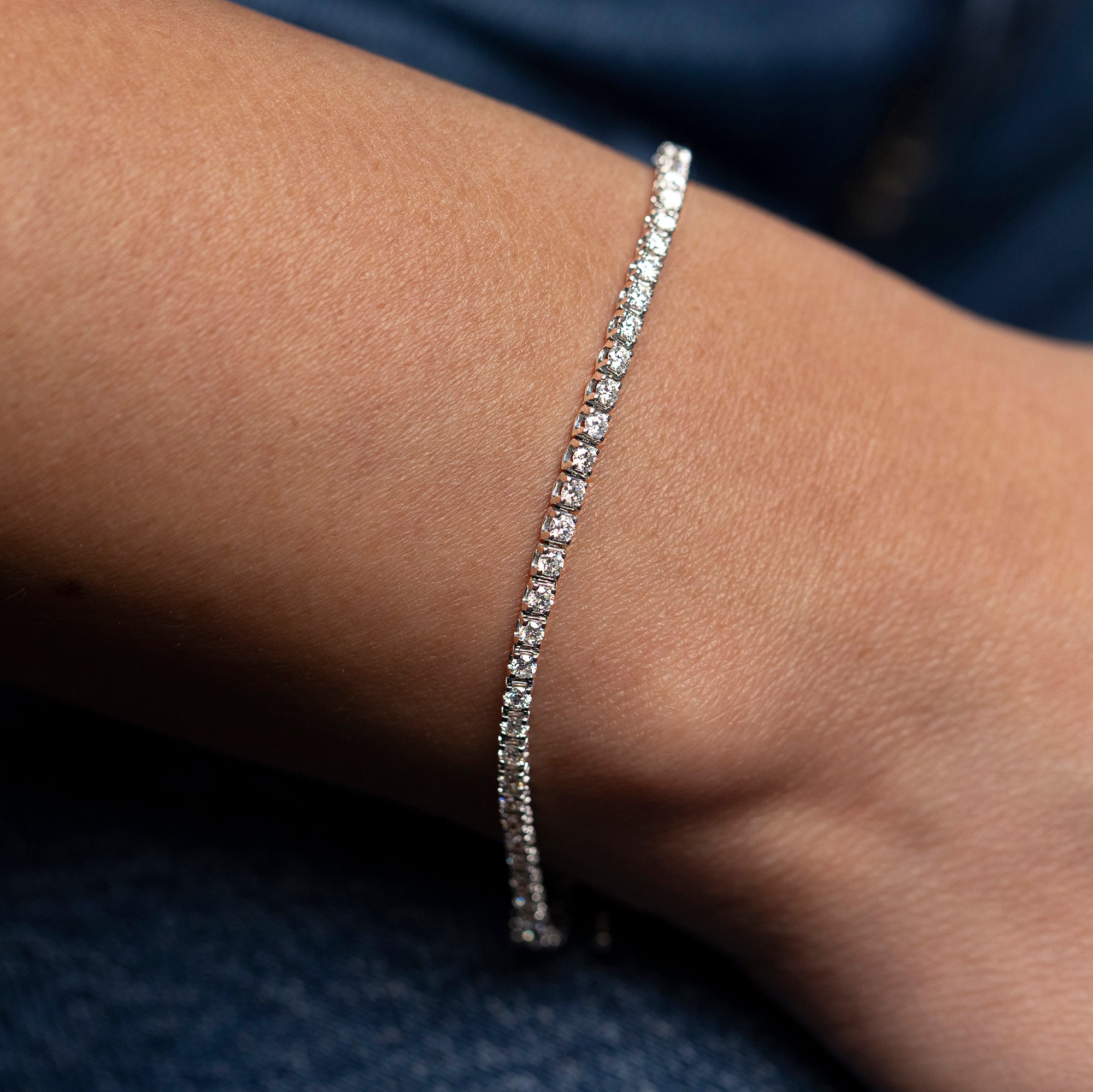 Unser Tennisarmband "Chris" ist nicht nur ein Schmuckstück - es ist eine Hommage an zeitlose Eleganz und Stil. Inspiriert von der legendären Tennismeisterin Chris Evert, die das erste Tennisarmband während eines Spiels 1987 trug, ist dieses Design heute ein Symbol für Raffinesse und Luxus.

 

Schmuck-Details:

18k Weißgold
2ct Diamanten
Reinheit: SI
Farbe: G
Gesamtlänge: 17,5 cm