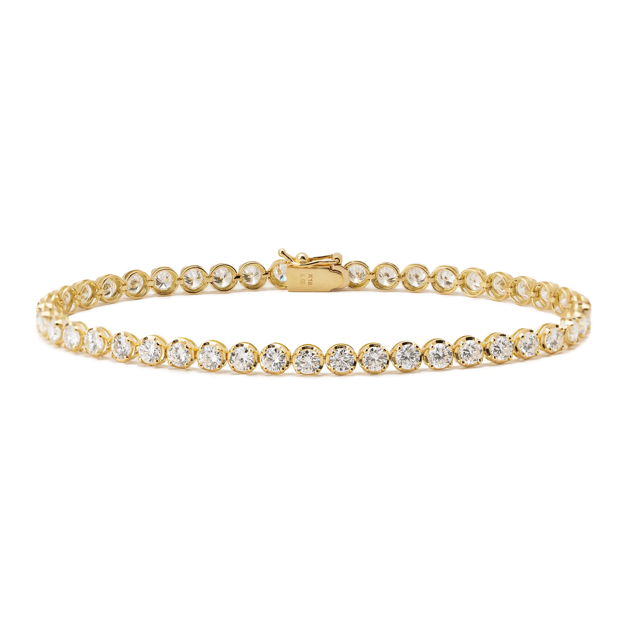 Unsere Tennisarmbänder sind in verschiedenen Designs erhältlich, um Ihren einzigartigen Stil zu unterstreichen. Ob klassisch, modern oder extravagant – hier finden Sie das perfekte Stück, das Ihre Persönlichkeit zum Leuchten bringt.

Schmuck-Details:

18 Karat Gelbgold

5ct Diamanten

Reinheit: VS

Farbe: G

Gesamtlänge: 17,5 cm