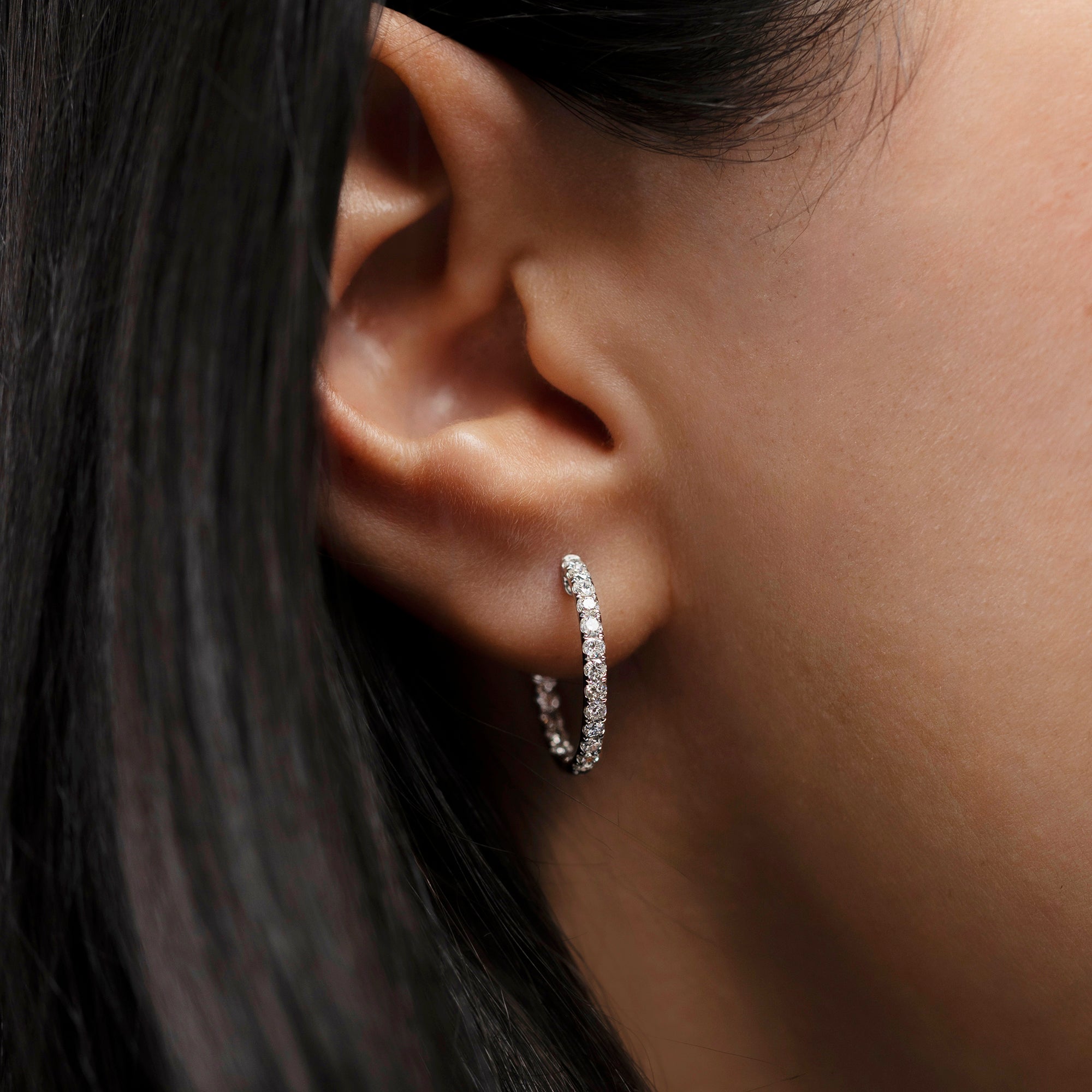 Entdecken Sie die exklusive Lara-Kreolen-Kollektion! Diese luxuriösen 18K Weißgold-Kreolen sind innen und außen mit 1,00ct Diamanten besetzt. Ein echter Hingucker für jede Gelegenheit!

Schmuck-Details:

18 Karat Weißgold

1.00ct Diamanten

Durchmesser: 18mm

Reinheit: SI

Farbe: G

Innen und Aussen mit Diamanten besetzt