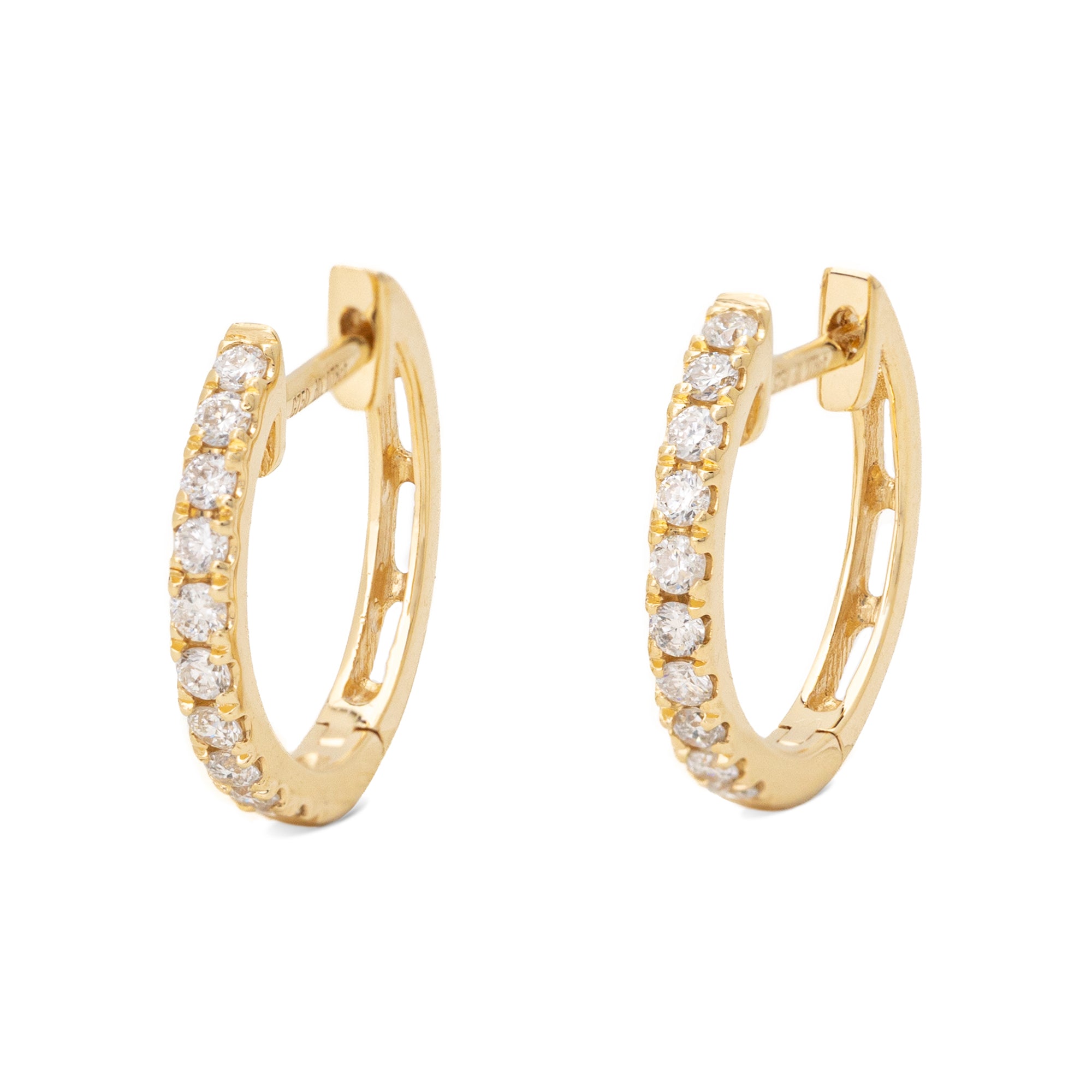 Unsere eleganten Gelbgold Creolen sind der Inbegriff von zeitloser Schönheit und purem Luxus.

Schmuck-Details:

18k Gelbgold

0.16ct Diamanten

Durchmesser: 12mm

Reinheit: SI

Farbe: F