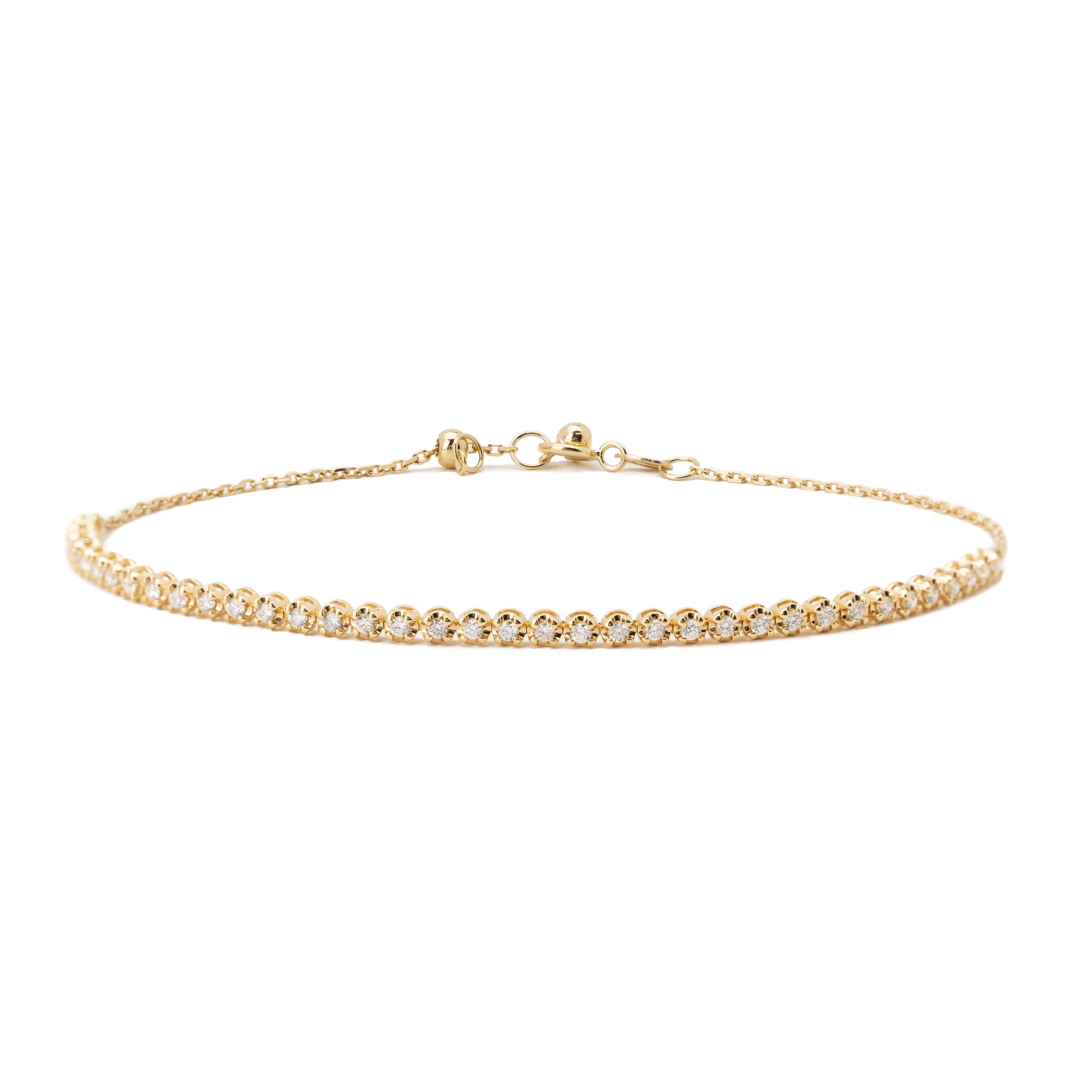 Halten Sie das Leuchten der Sterne fest – mit unserer exquisiten Armkette, die wie ein Hauch von Sternenstaub Ihr Handgelenk umschmiegt.

Schmuck-Details:

18 Karat Gelbgold

0.55ct Diamanten

Reinheit: SI

Farbe: G

Gesamtlänge: 20 cm - individuell verstellbar durch Schiebeverschluss