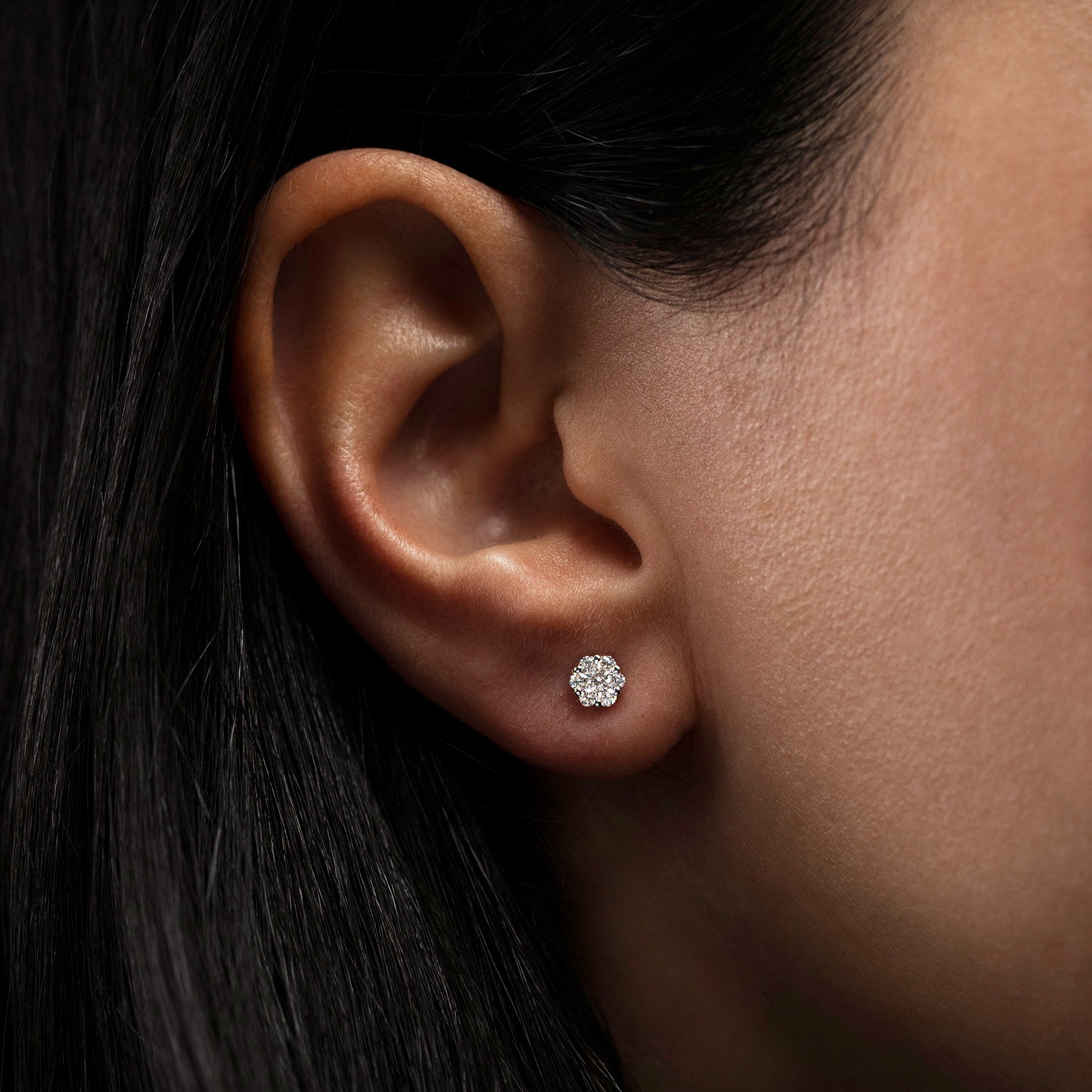 Diese eleganten Ohrstecker aus 18 Karat Weißgold sind mit Diamanten in einer Gesamtkaratanzahl von 0,30 ct besetzt. Perfekt für jeden Anlass – ein zeitloser Klassiker für anspruchsvolle Schmuckliebhaber.

Schmuck-Details:

18k Weißgold

0.30ct Diamanten

Durchmesser: 5 mm

Reinheit: SI

Farbe: G 