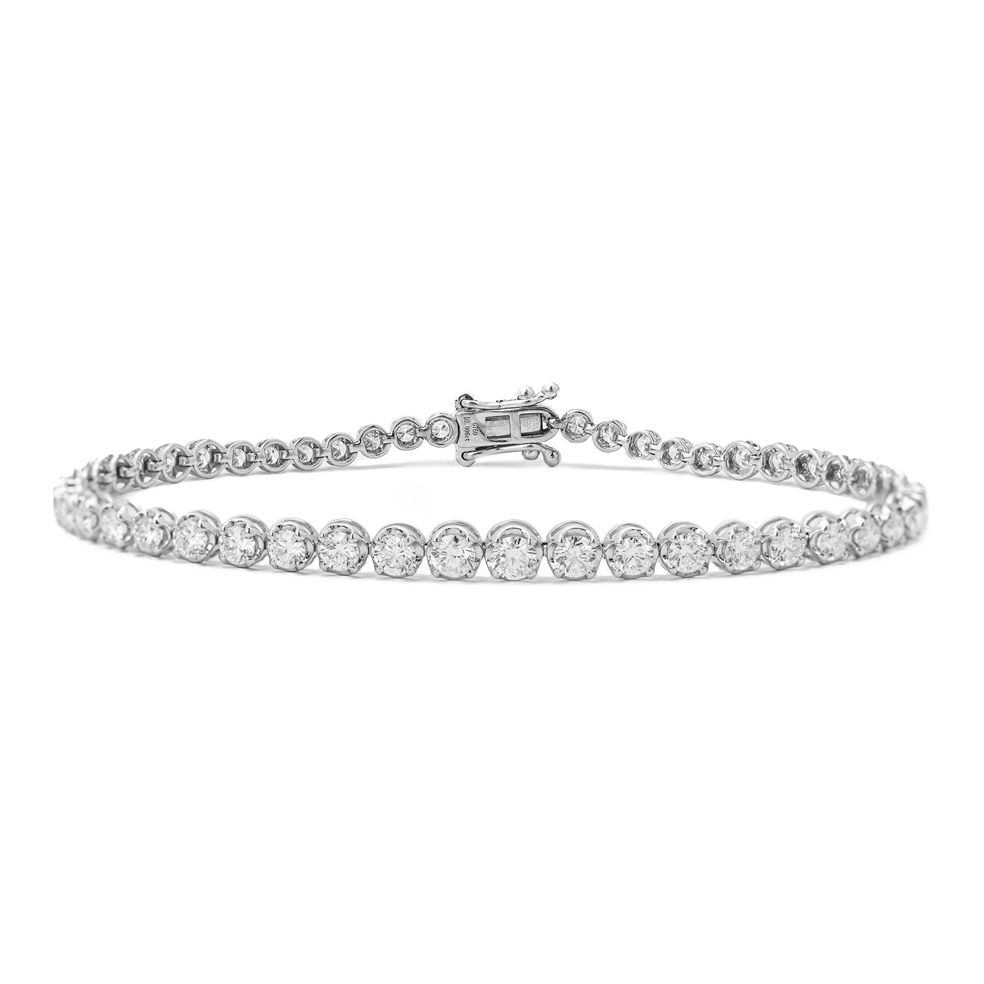 Das Sarah Tennisarmband ist nicht nur ein Schmuckstück, sondern ein Ausdruck Ihrer Persönlichkeit. Die funkelnden Diamanten, die in einem eleganten Design angeordnet sind, fangen das Licht bei jeder Bewegung ein und verleihen Ihrem Look einen Hauch von Glamour.

 Schmuck-Details:

18 Karat Weißgold

Diamantarmband mit sanften Größenverlauf
3ct Diamanten

Reinheit: SI

Farbe: G

Gesamtlänge: 17,5 cm