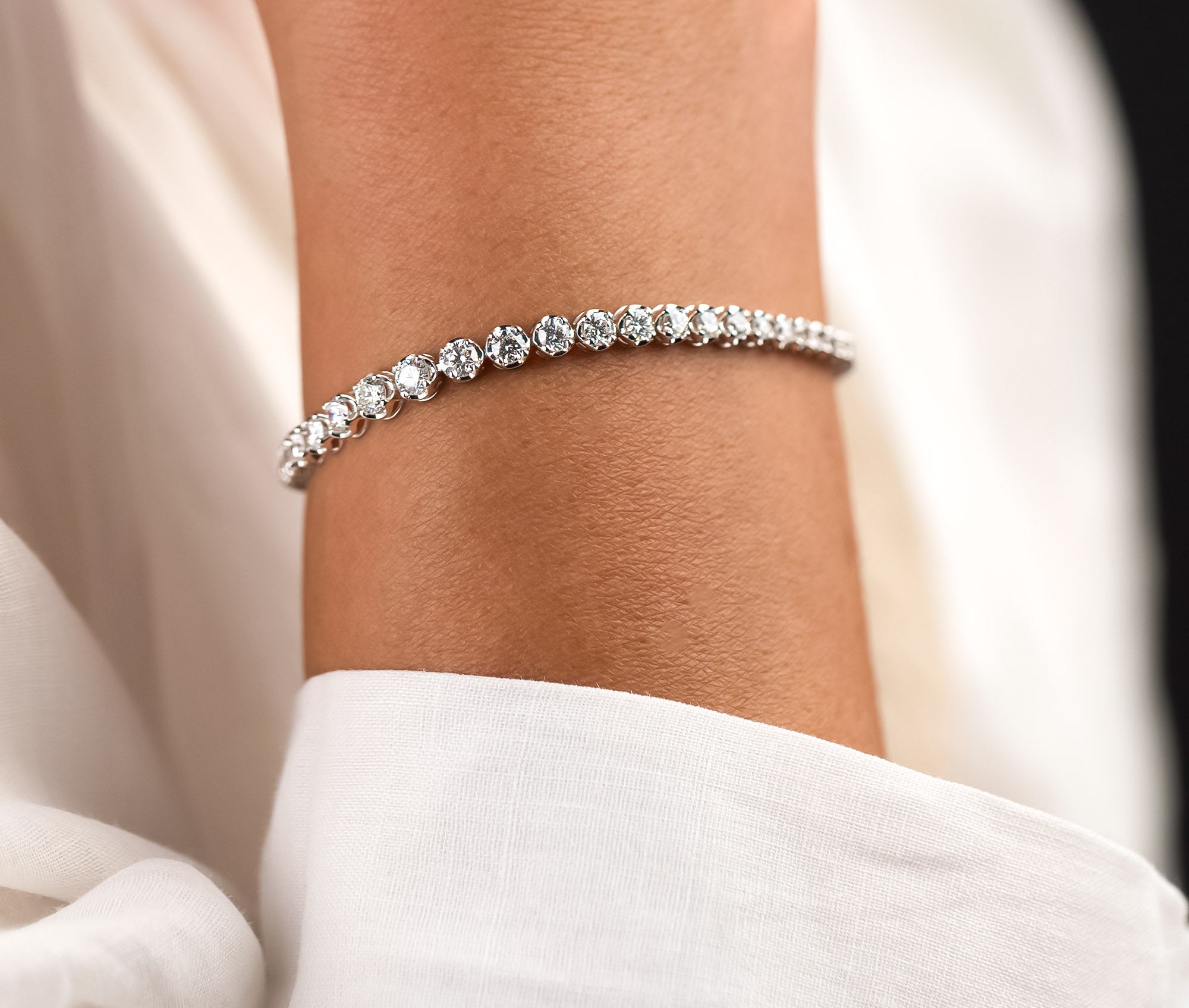 Das Sarah Tennisarmband ist nicht nur ein Schmuckstück, sondern ein Ausdruck Ihrer Persönlichkeit. Die funkelnden Diamanten, die in einem eleganten Design angeordnet sind, fangen das Licht bei jeder Bewegung ein und verleihen Ihrem Look einen Hauch von Glamour.

 Schmuck-Details:

18 Karat Weißgold

Diamantarmband mit sanften Größenverlauf
3ct Diamanten

Reinheit: SI

Farbe: G

Gesamtlänge: 17,5 cm