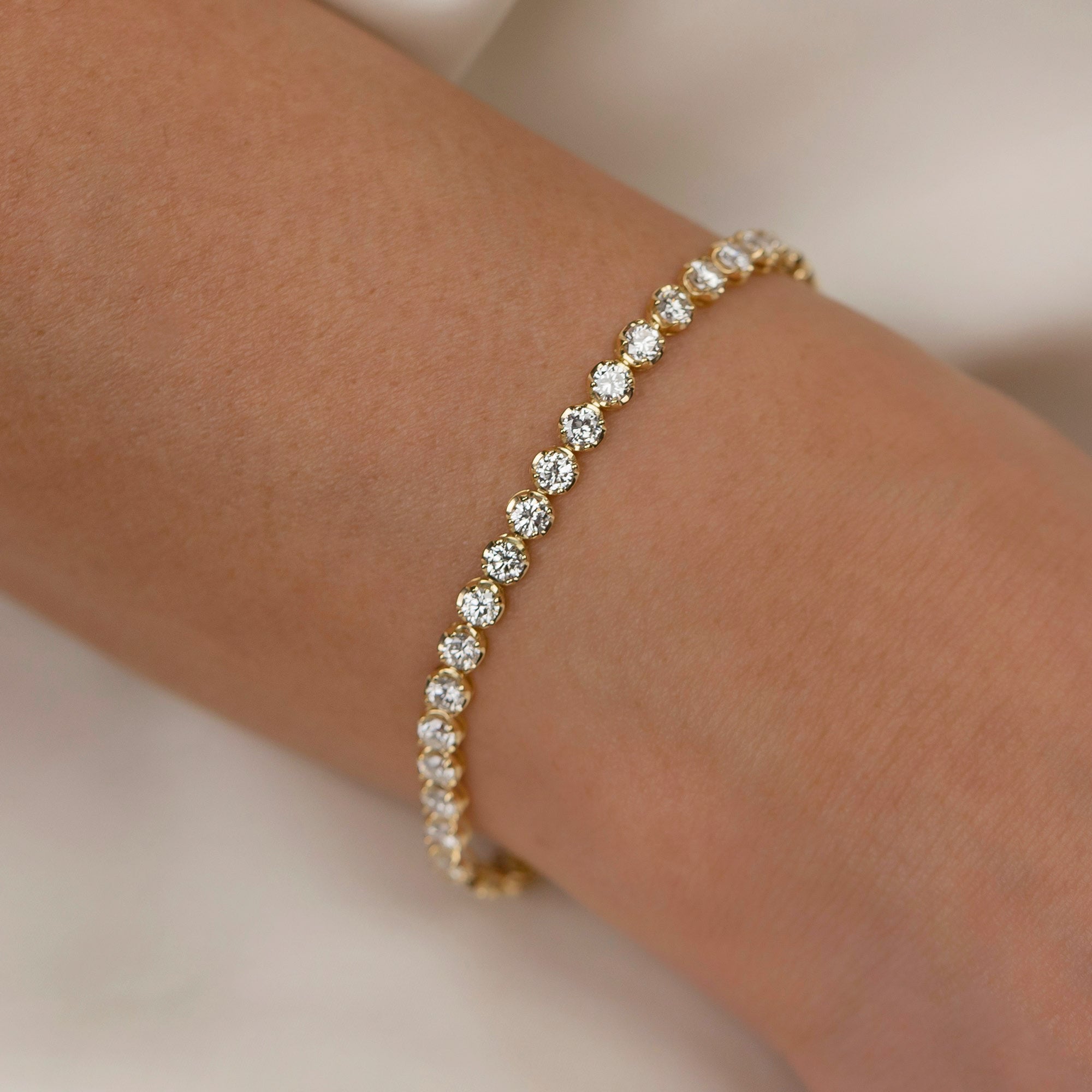 Unsere Tennisarmbänder sind in verschiedenen Designs erhältlich, um Ihren einzigartigen Stil zu unterstreichen. Ob klassisch, modern oder extravagant – hier finden Sie das perfekte Stück, das Ihre Persönlichkeit zum Leuchten bringt.

Schmuck-Details:

18 Karat Gelbgold

5ct Diamanten

Reinheit: VS

Farbe: G

Gesamtlänge: 17,5 cm