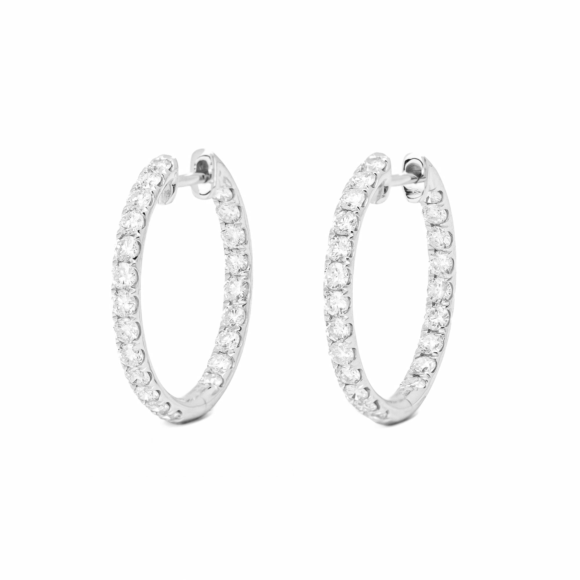 Entdecken Sie die exklusive Lara-Kreolen-Kollektion! Diese luxuriösen 18K Weißgold-Kreolen sind innen und außen mit 1,00ct Diamanten besetzt. Ein echter Hingucker für jede Gelegenheit!

Schmuck-Details:

18 Karat Weißgold

1.00ct Diamanten

Durchmesser: 18mm

Reinheit: SI

Farbe: G

Innen und Aussen mit Diamanten besetzt